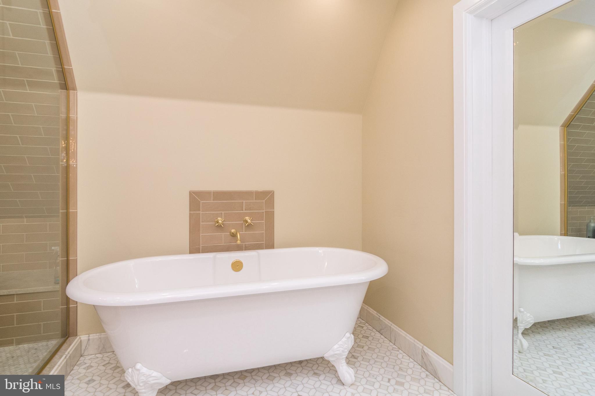 DELAVUE MANOR - Residential