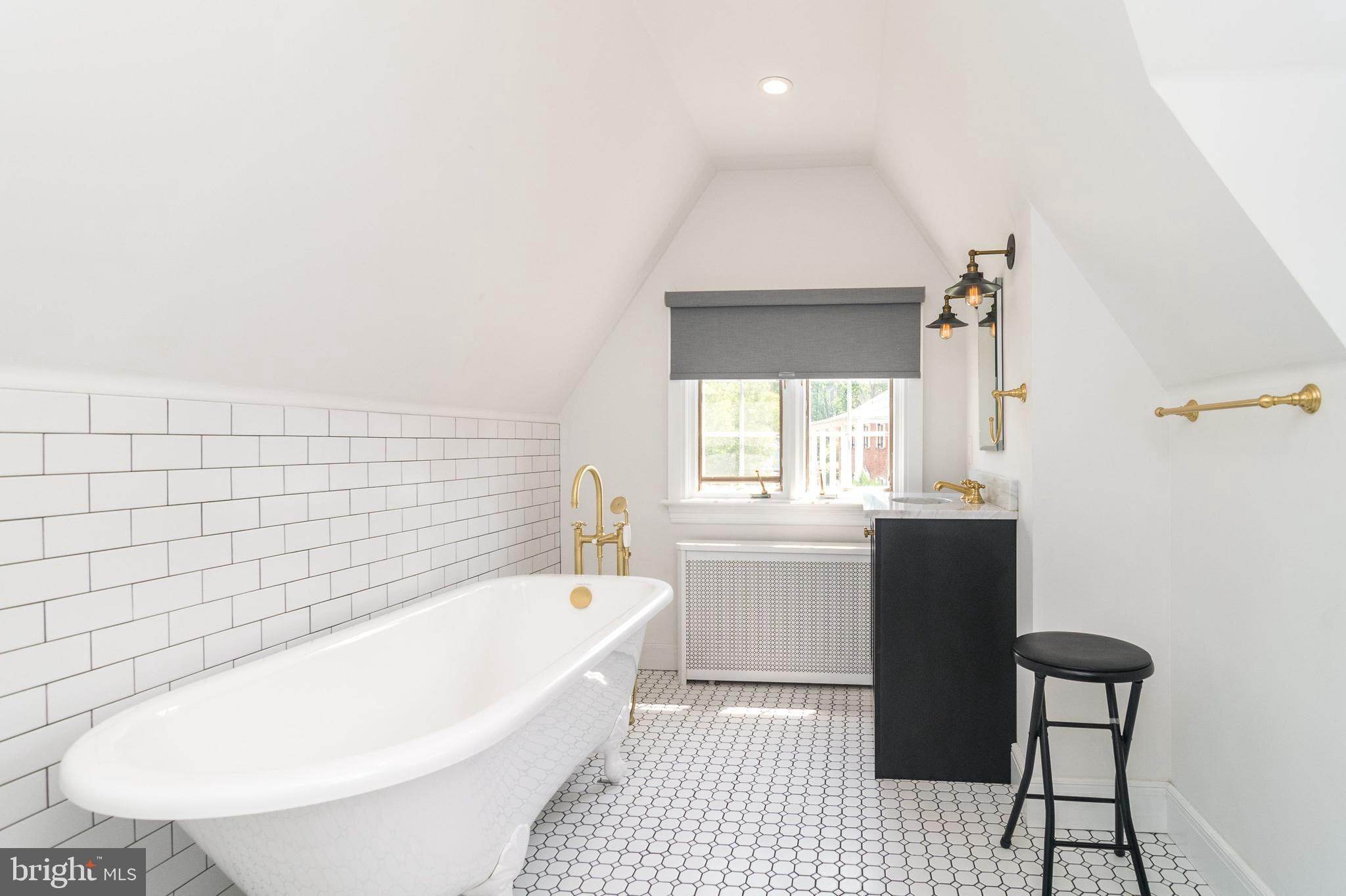 DELAVUE MANOR - Residential