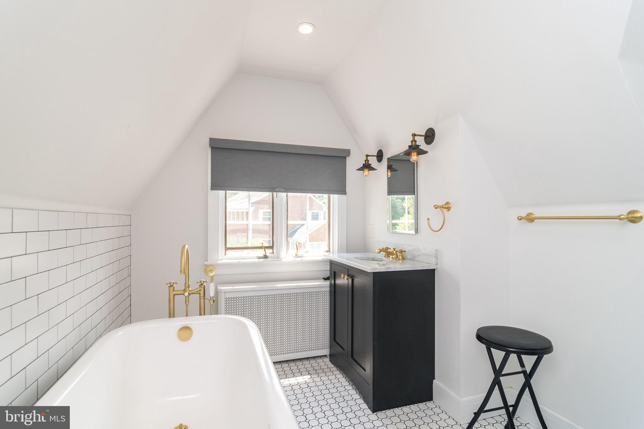 DELAVUE MANOR - Residential