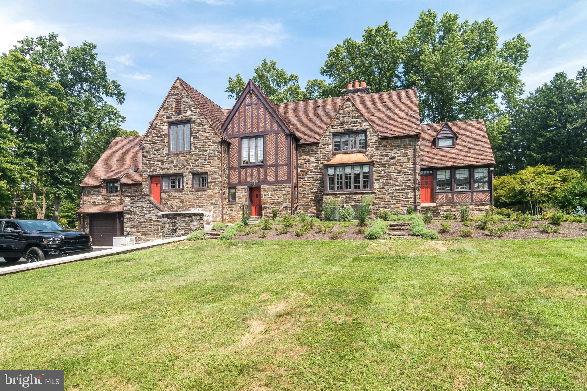 DELAVUE MANOR - Residential