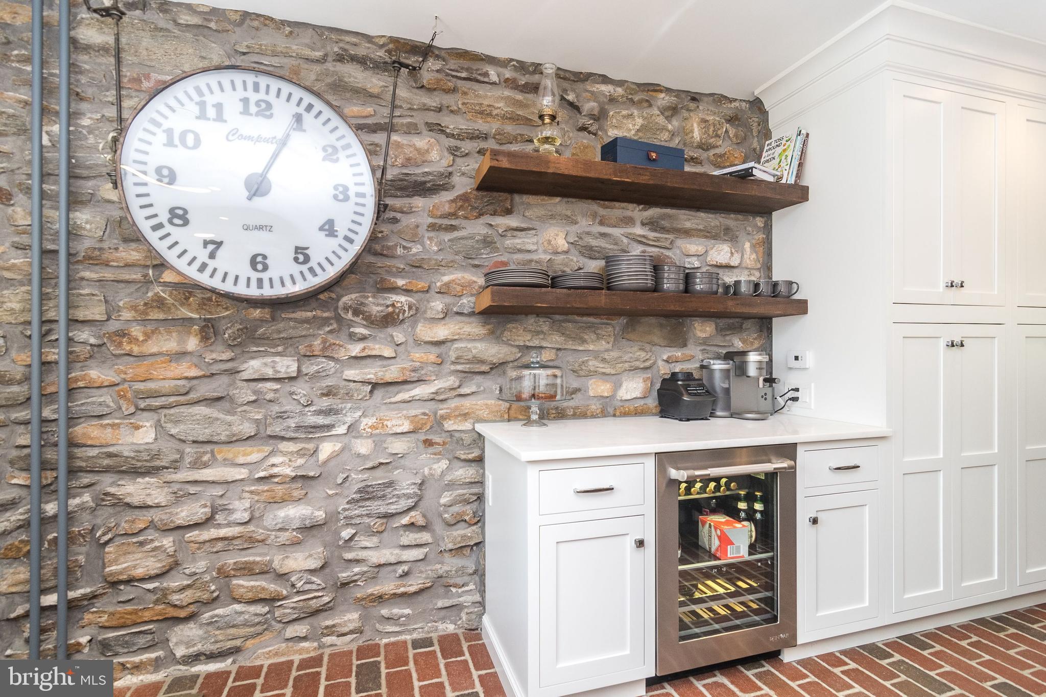 DELAVUE MANOR - Residential