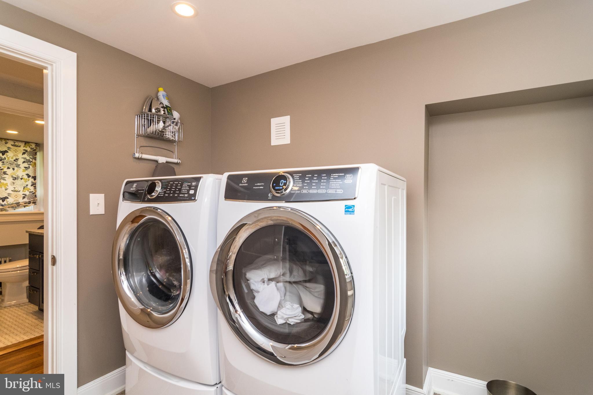 DELAVUE MANOR - Residential