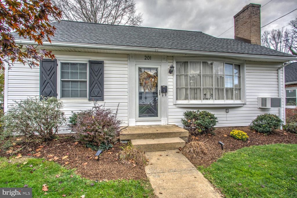 Photo of 201 W FREDERICK ST, MILLERSVILLE, PA 17551 (MLS # PALA2028012)