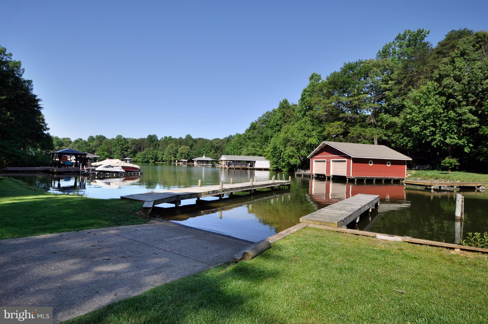 LAKESIDE WOODS - Residential