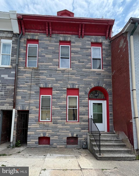 Townhouse For Sale - 227 N 10th Street<br/> READING, PA 19601