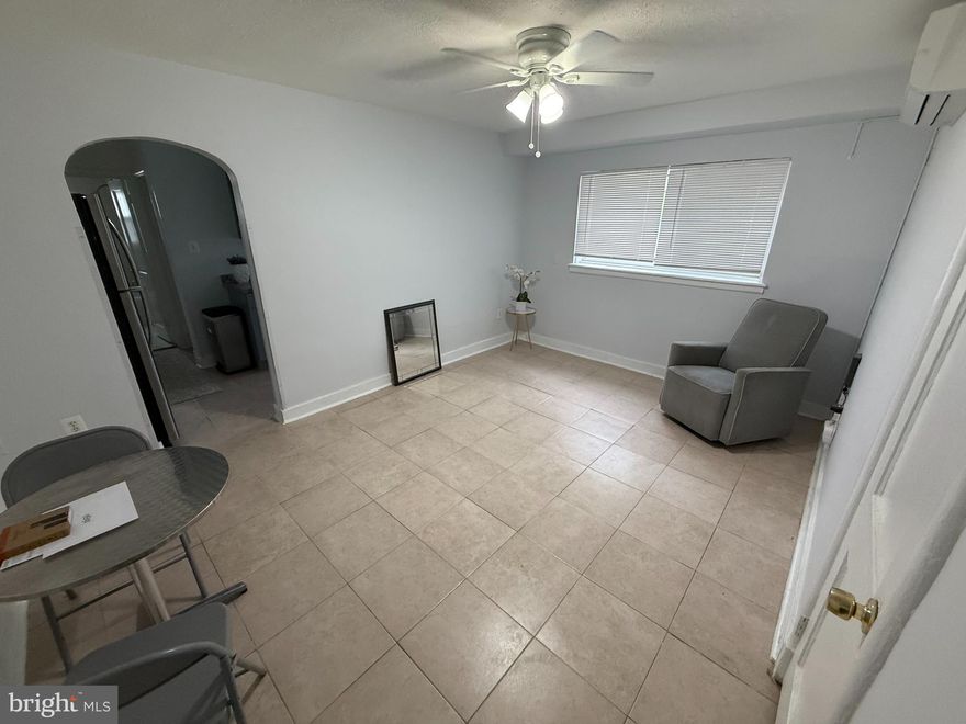 One Bedroom apartment @ walking distance Del Ray / Potomac Yards. 2 mile walk to Pentagon Metro. Bus stop 2 blocks away. Groceries & shopping all within walking distance. On street parking, no permit required. Waffle House famous in Alexandria. Sweet Frog, Giant Grocery - and small owner businesses.