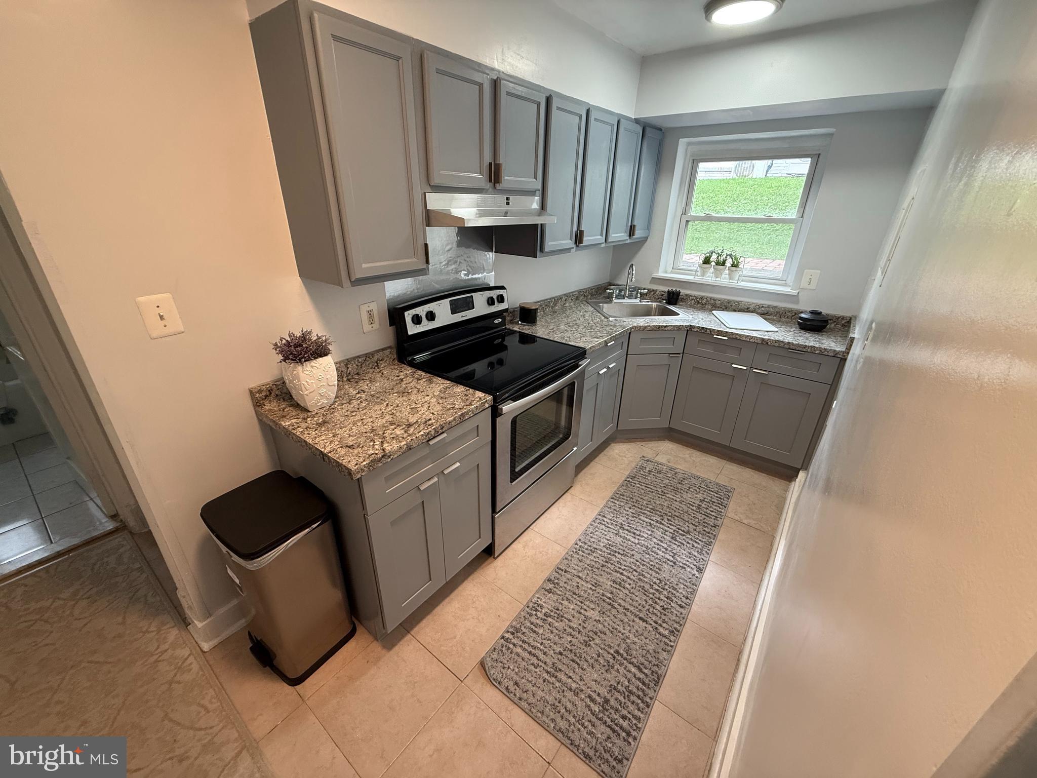 BEVERLY HILLS - Residential Lease