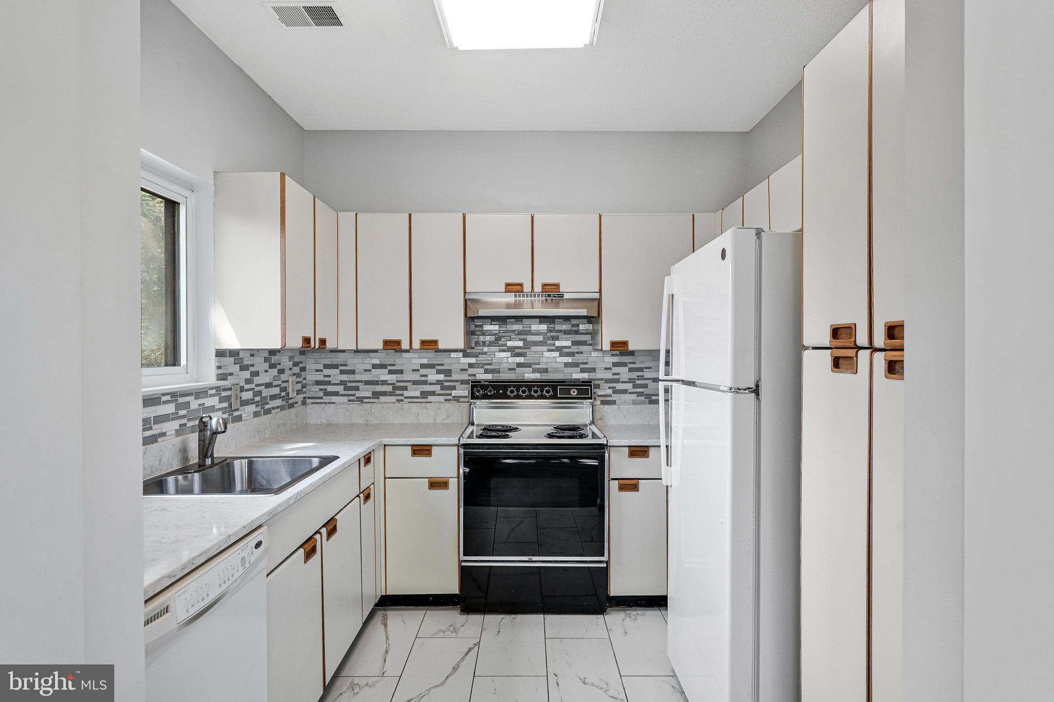 VILLA RIDGE CONDOMINIUMS - Residential Lease