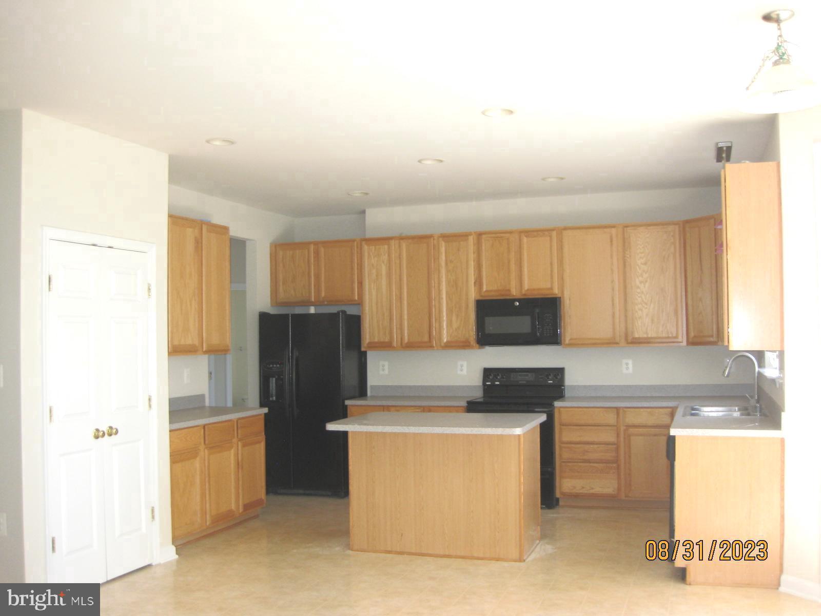 HUNTFIELD - Residential Lease