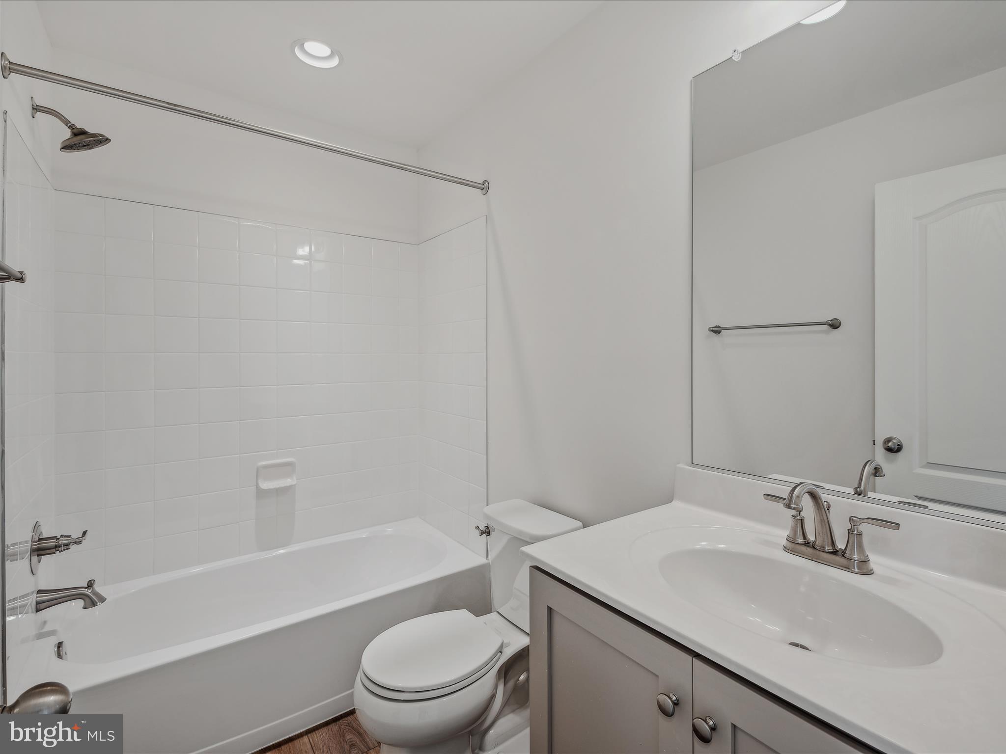 OVERLOOK AT RIVERSIDE TOWNHOMES - Residential Lease