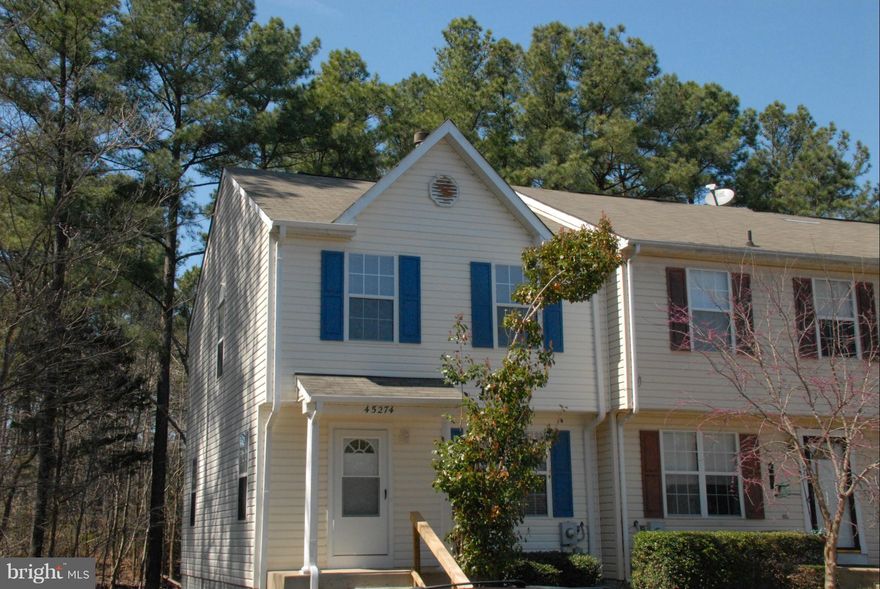 End unit 3 level townhouse in excellent condition.  Wood laminate floors throughout.  New counter tops and appliances, fireplace.  Heat pump replaced in 2013.  Shows Well.