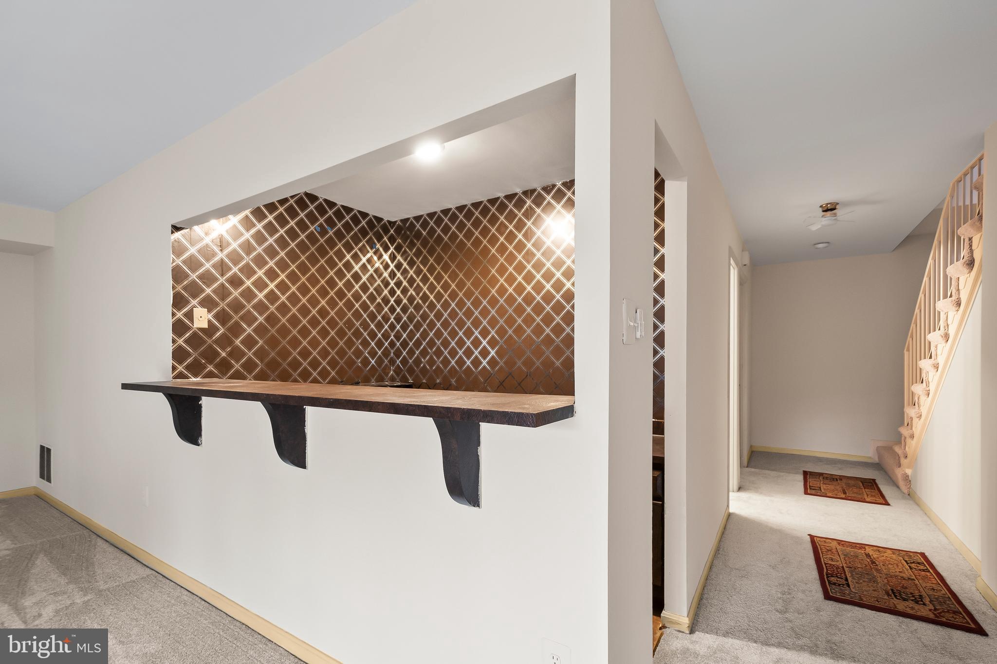 ORANGE HUNT SQUARE - Residential Lease