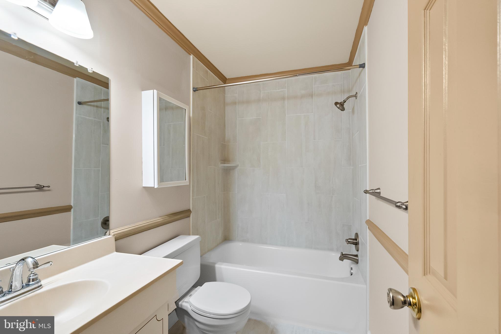 ORANGE HUNT SQUARE - Residential Lease