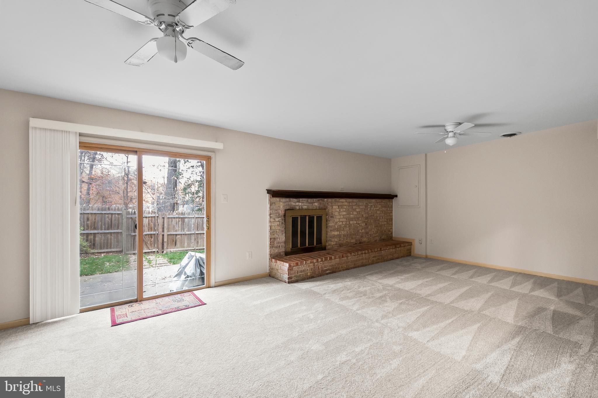 ORANGE HUNT SQUARE - Residential Lease