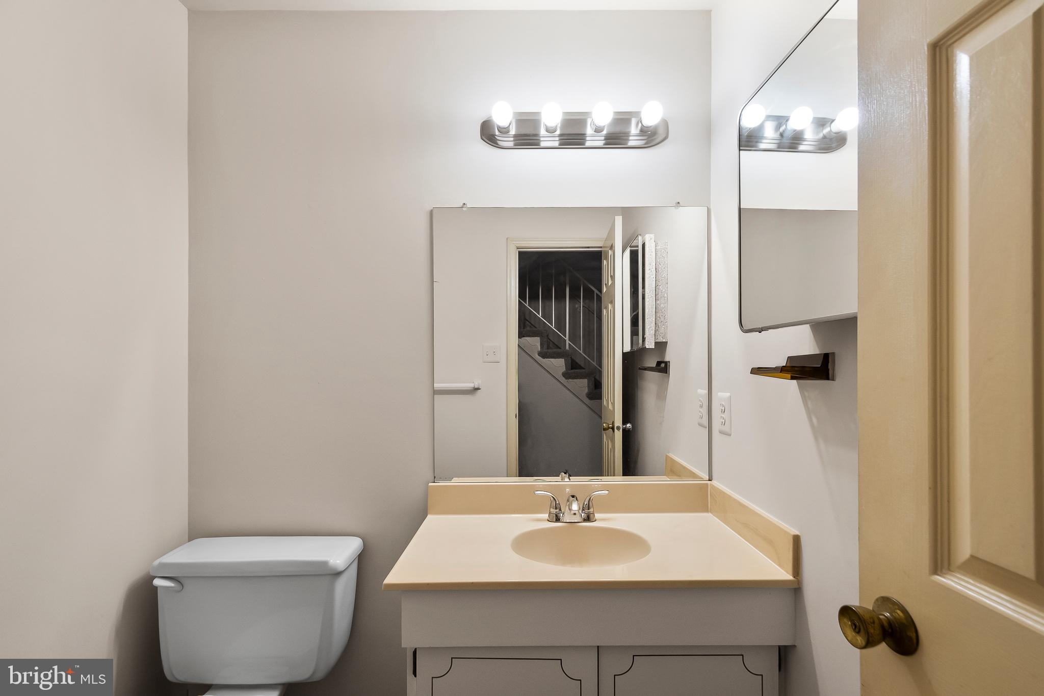 ORANGE HUNT SQUARE - Residential Lease