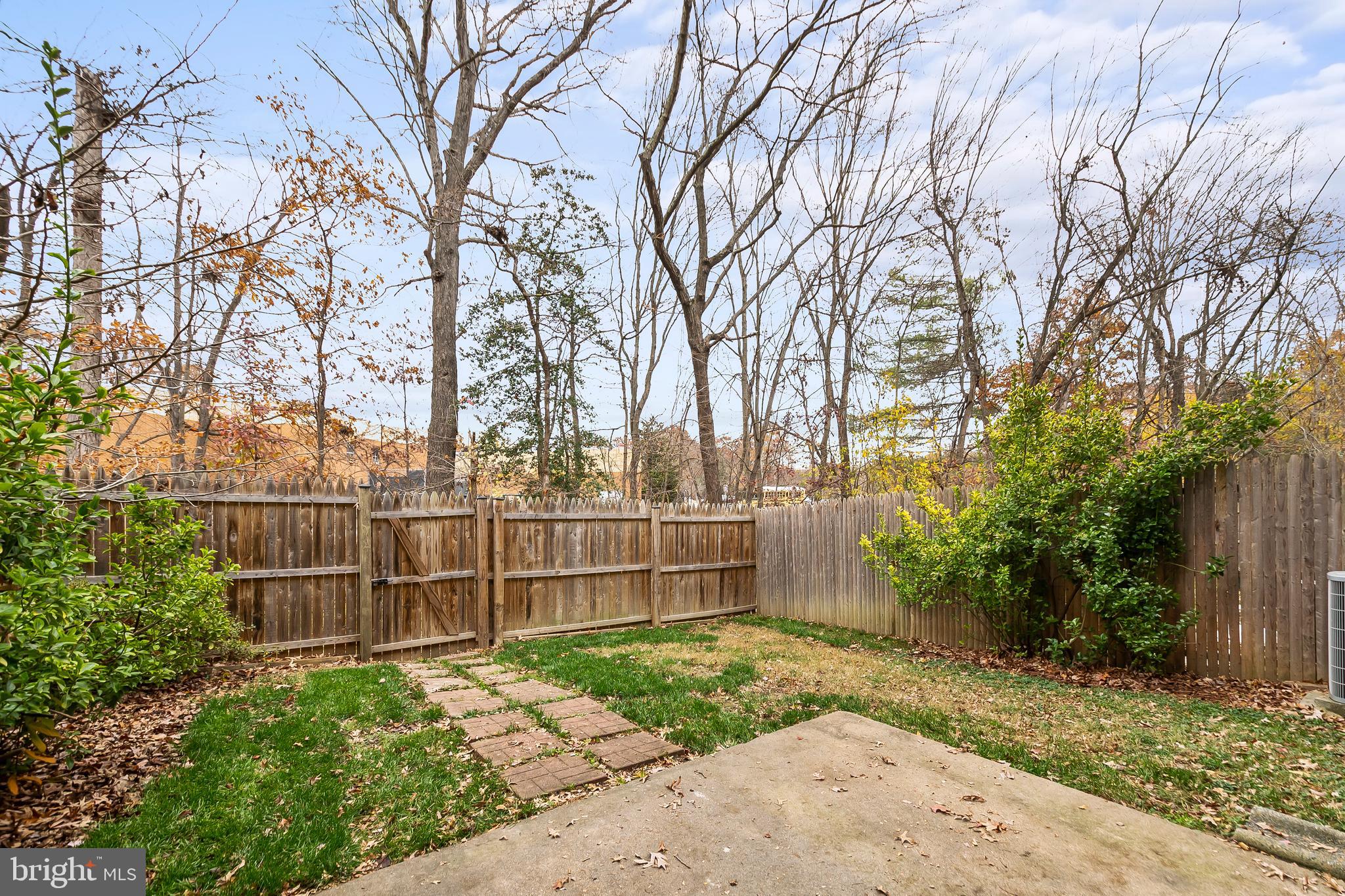 ORANGE HUNT SQUARE - Residential Lease