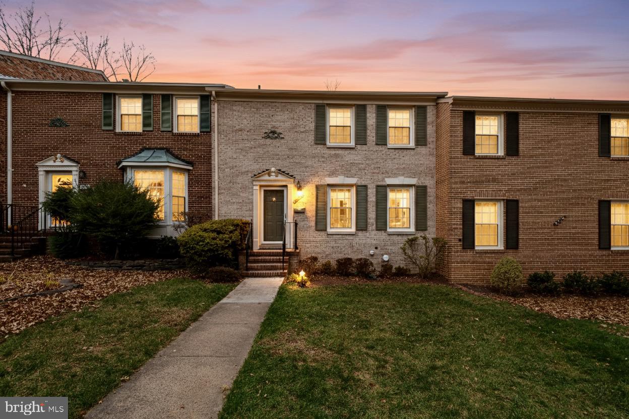 ORANGE HUNT SQUARE - Residential Lease