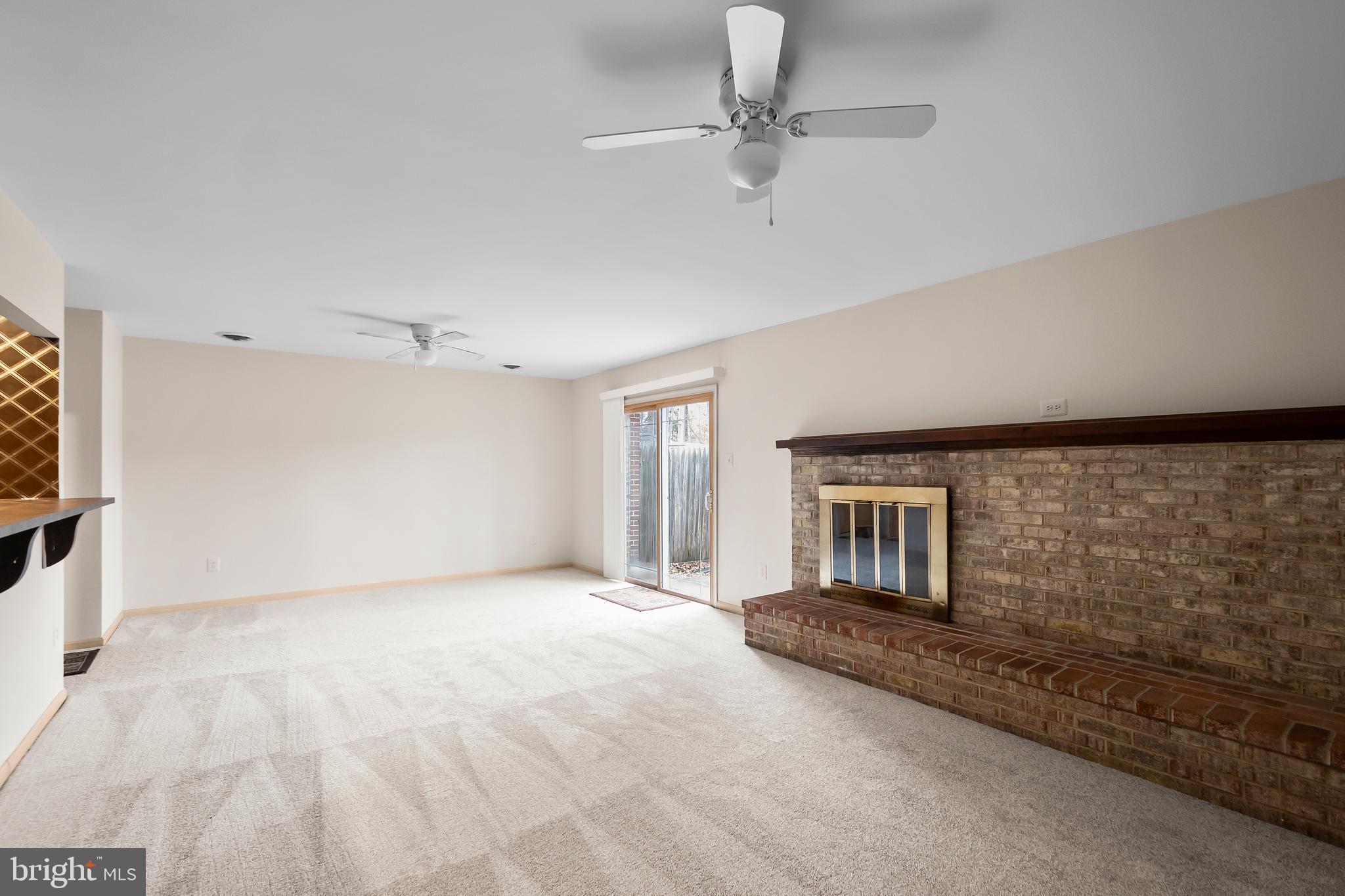 ORANGE HUNT SQUARE - Residential Lease