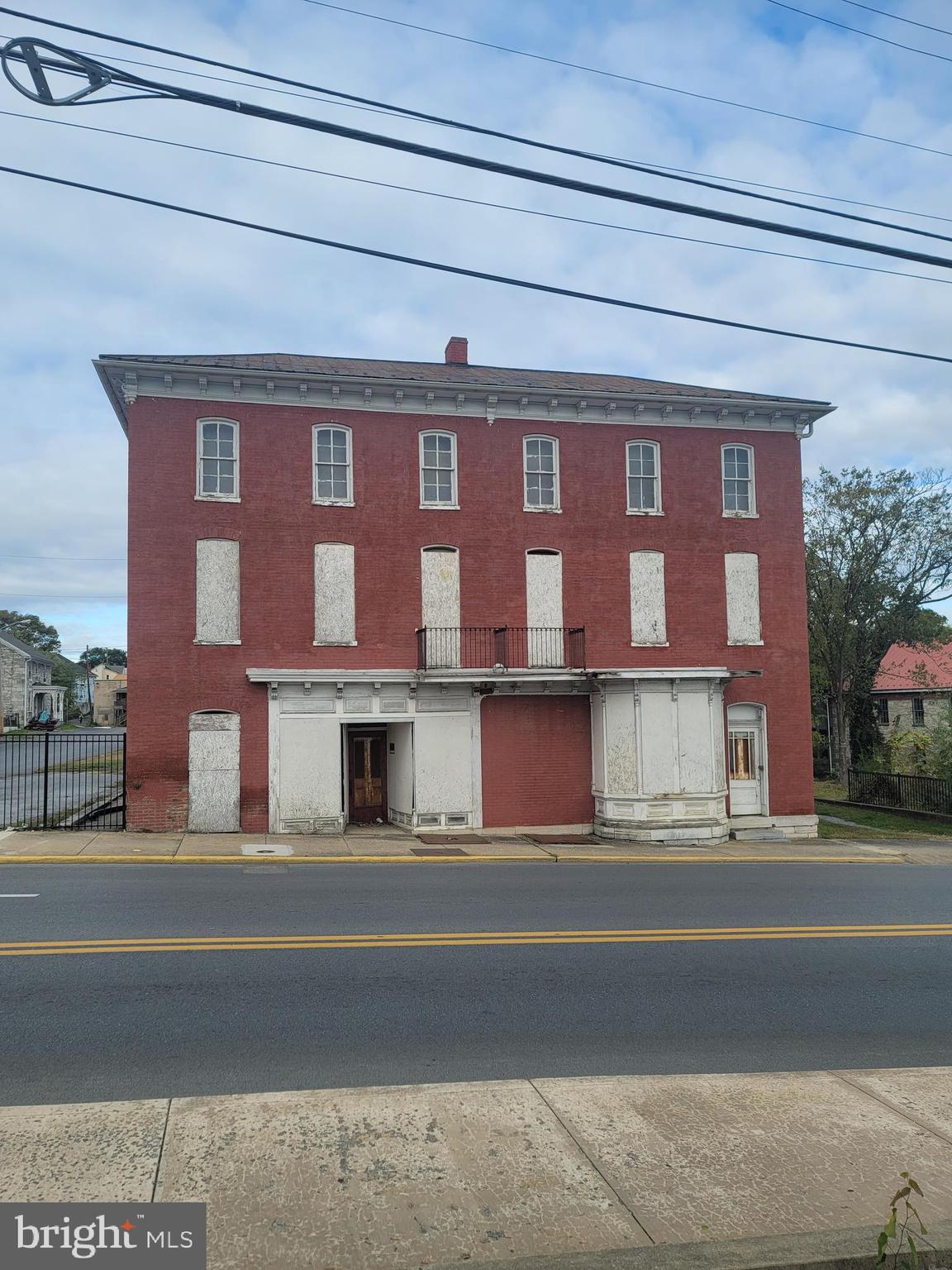 Main image without alt text