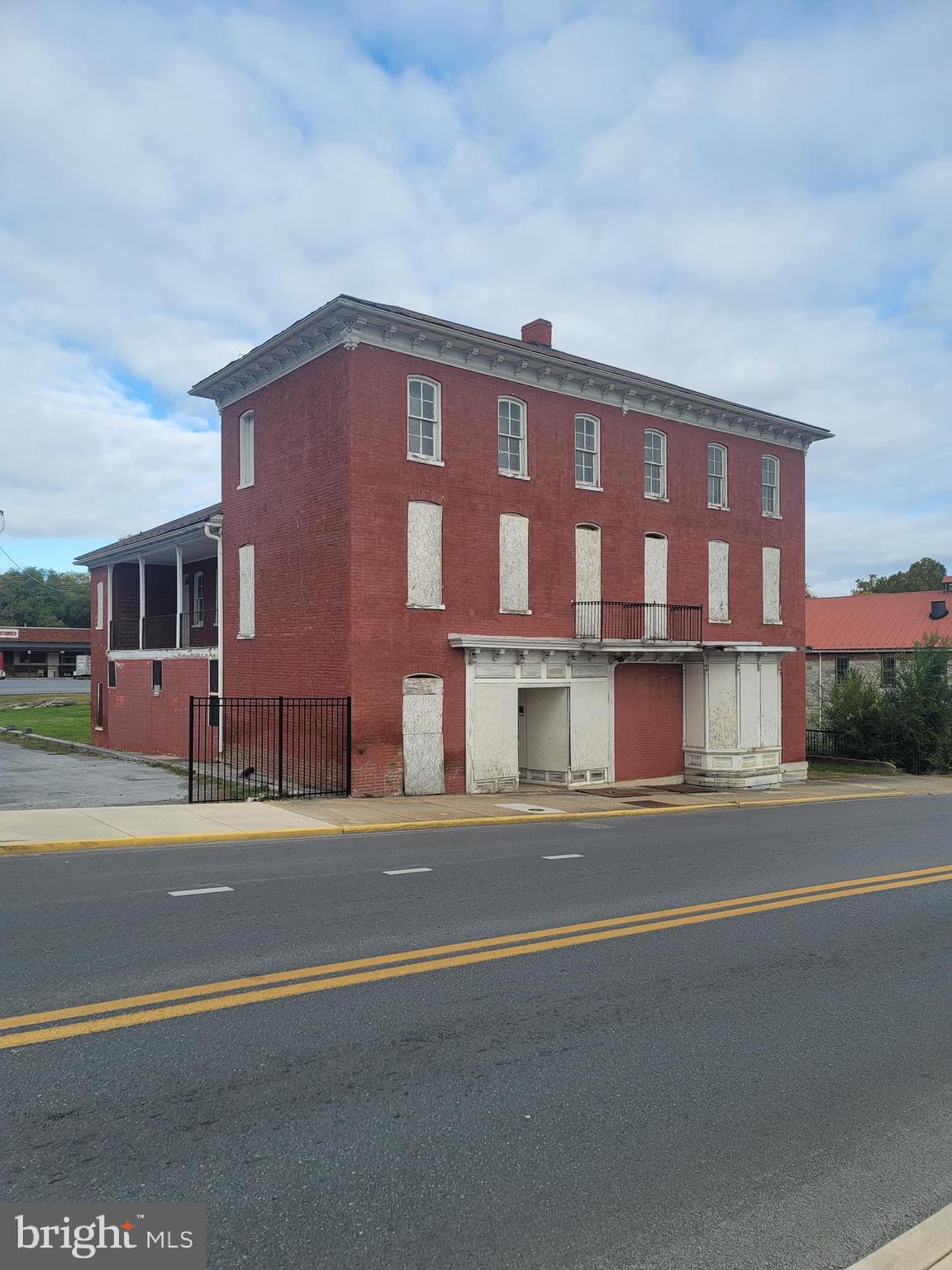 Main image without alt text