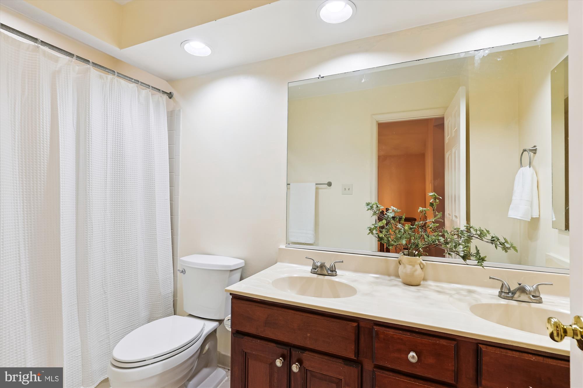 MONROE MANOR - Residential