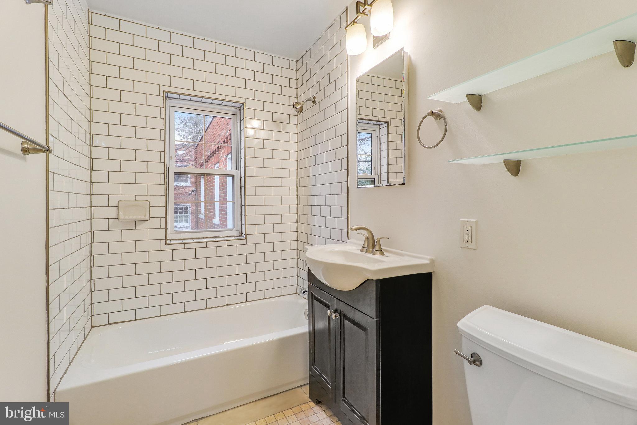 COLONIAL VILLAGE - Residential