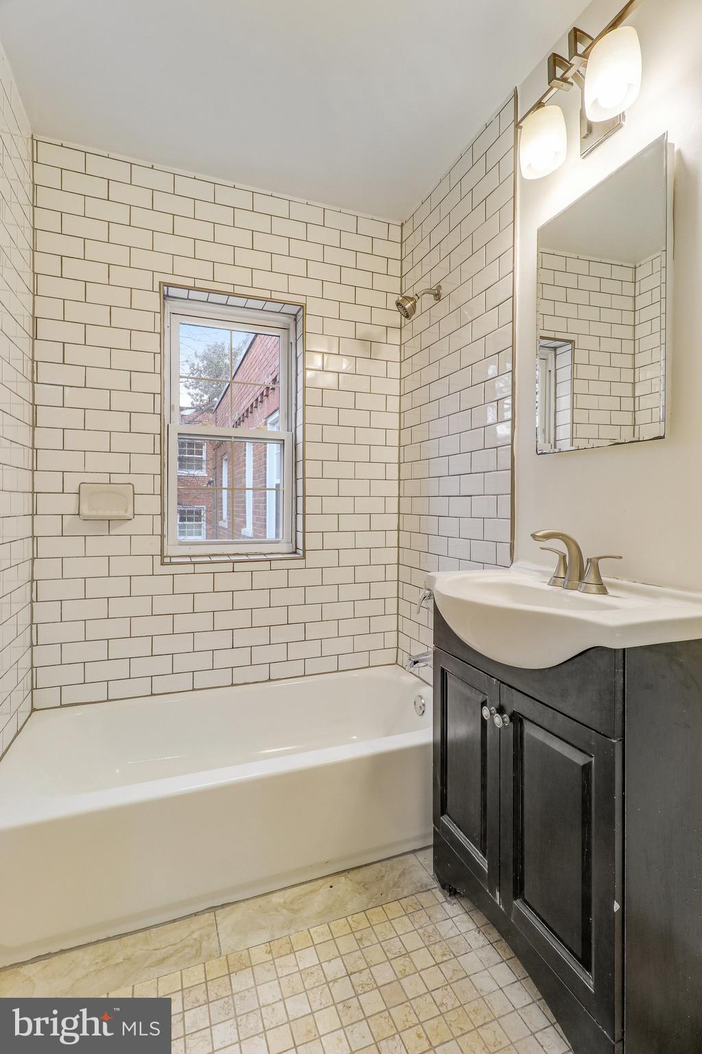 COLONIAL VILLAGE - Residential