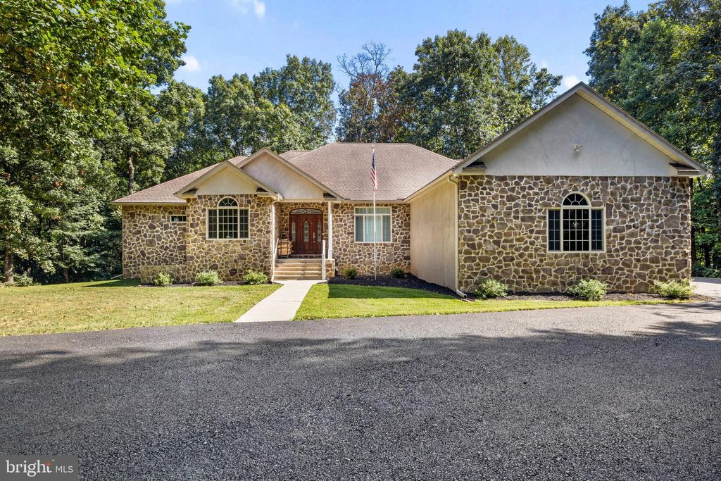 Photo of 1982 Whyte Lane, SPRING GROVE, PA 17362 (MLS # PAYK2081306)