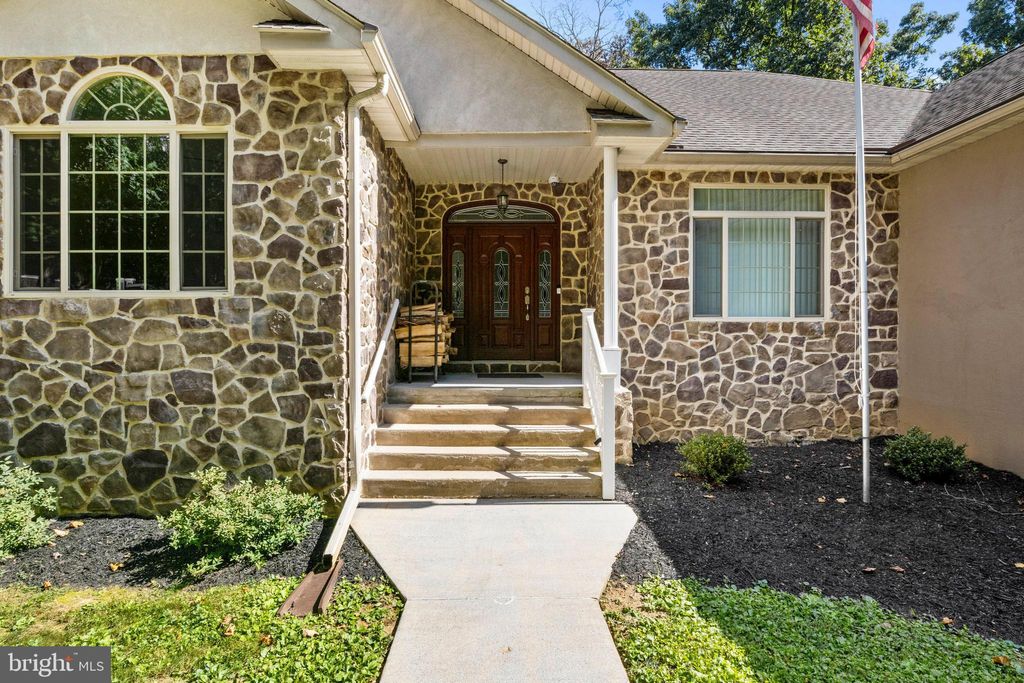 Photo of 1982 Whyte Lane, SPRING GROVE, PA 17362 (MLS # PAYK2081306)