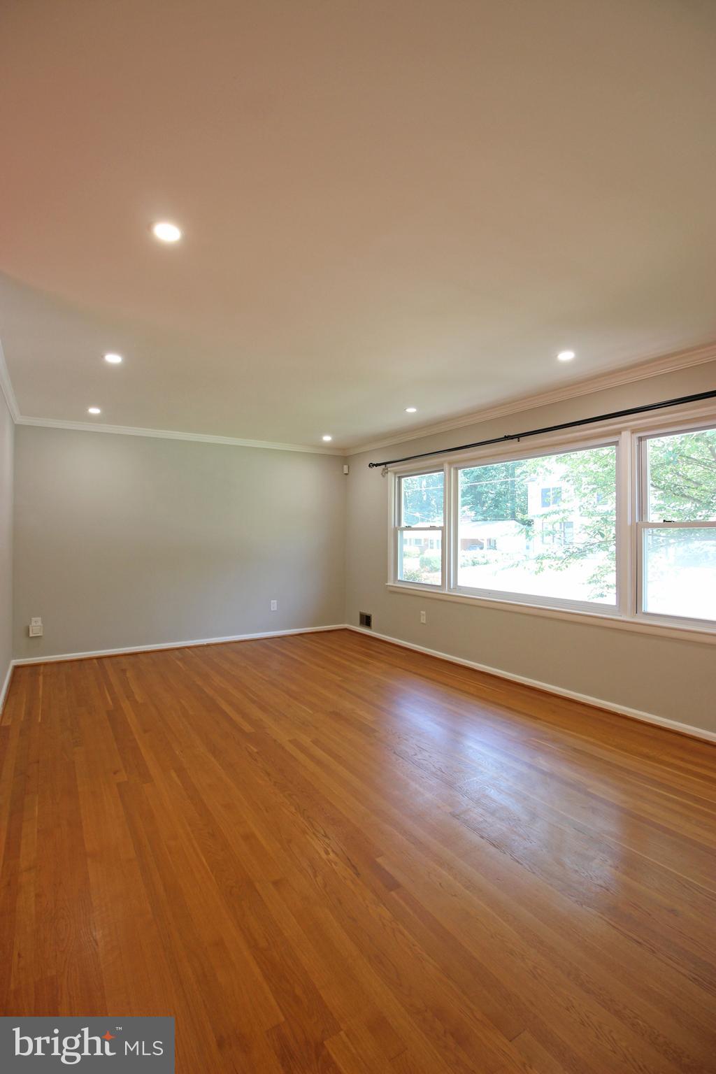 102 YEONAS DRIVE SE