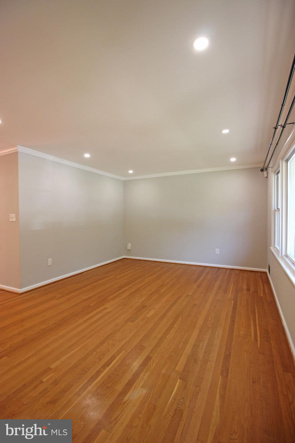 102 YEONAS DRIVE SE