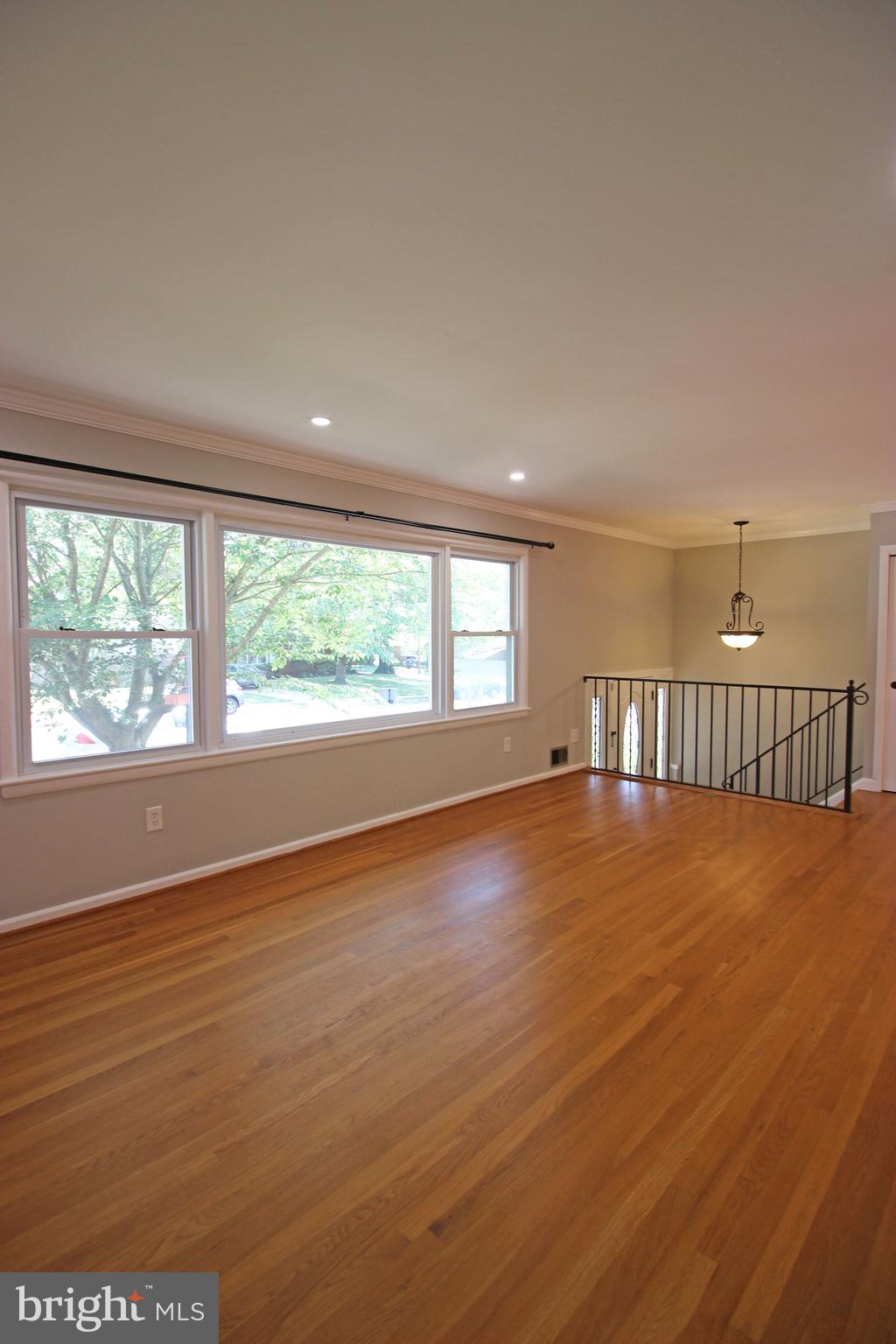 102 YEONAS DRIVE SE