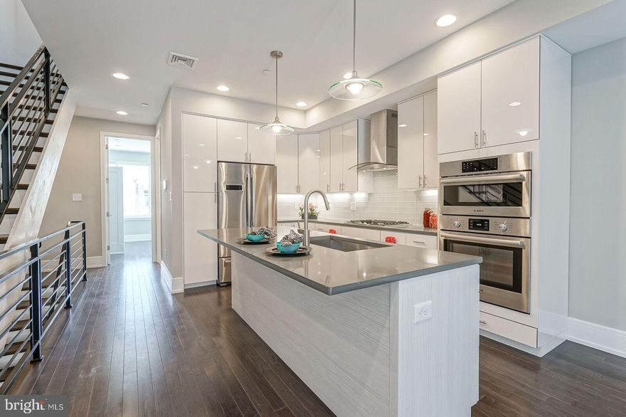 Rare 3 bedrooms with 3 full baths- ....Stunning 900 sf unobstructed city view roof deck with service bar in pilot house!!.. It's new Center City South - quiet, family friendly, secure ....  Lincoln Square Plaza with huge Sprouts Green Grocer, Target + more.... >>> Fresh, sharp two story contemporary, low maintenance TH ... Stainless steel and white quartz kitchen of Bosch appliances... 3 BIG BEDS, 3 BIG BATHS... Upper level full size size washer / dryer... All Hardwood finish floors, LED lights and exterior video monitors .... Seamless glass showers, specialty tiles, luxe fixtures..... Durable grey painted walls, white trim and frosted glass doors..... You control and pay energy efficient gas, electric and water...... Carpenter Green Park and secure playground at corner..., ... Walk to Center City offices; ideal for Jefferson, Penn, Hahnemann and Temple..... Exceptional transit options with subway, buses, bike rentals, and car share... EZ parking with Permit One  annual car sticker - 17,000 spaces