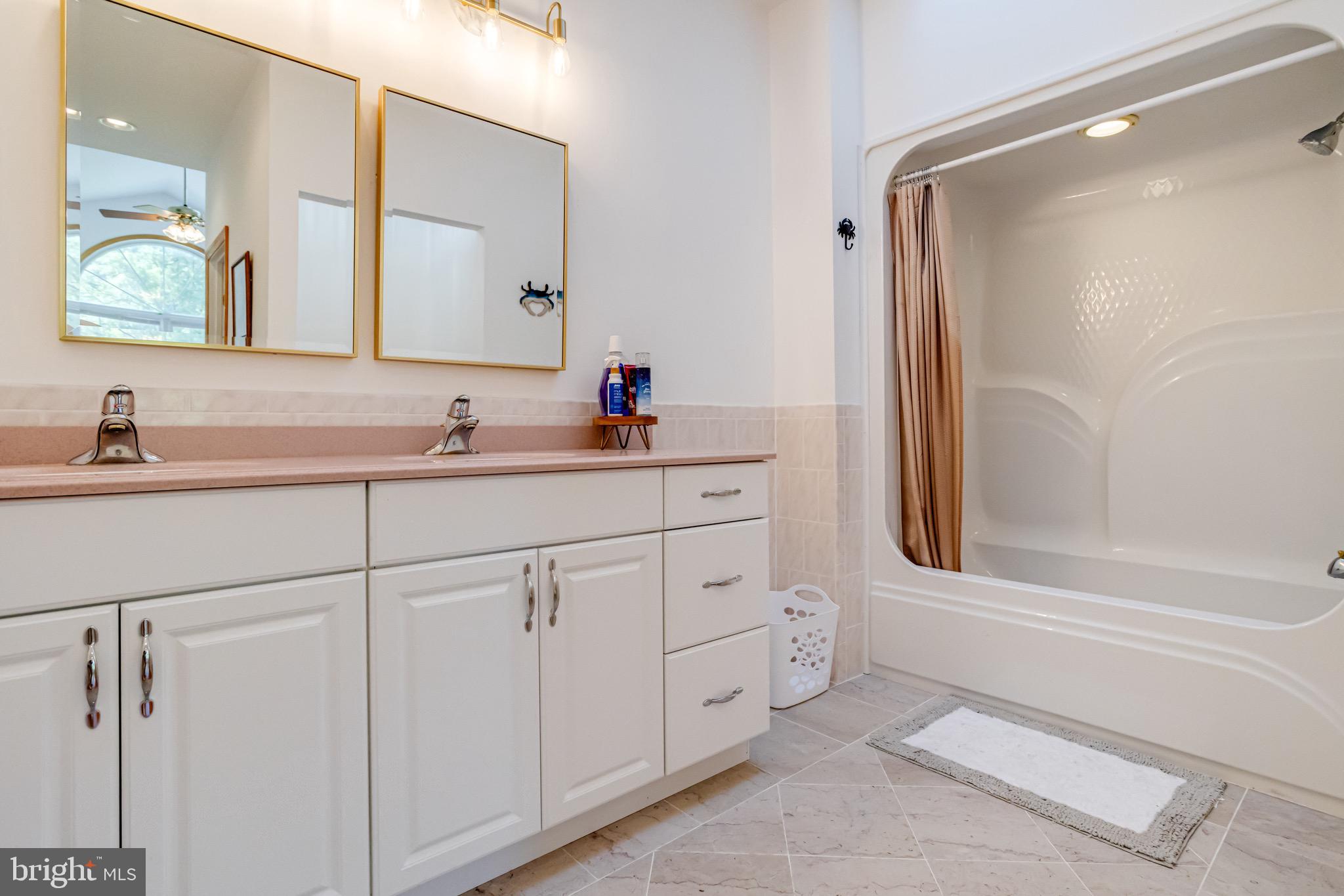 BOWLEYS QUARTERS - Residential