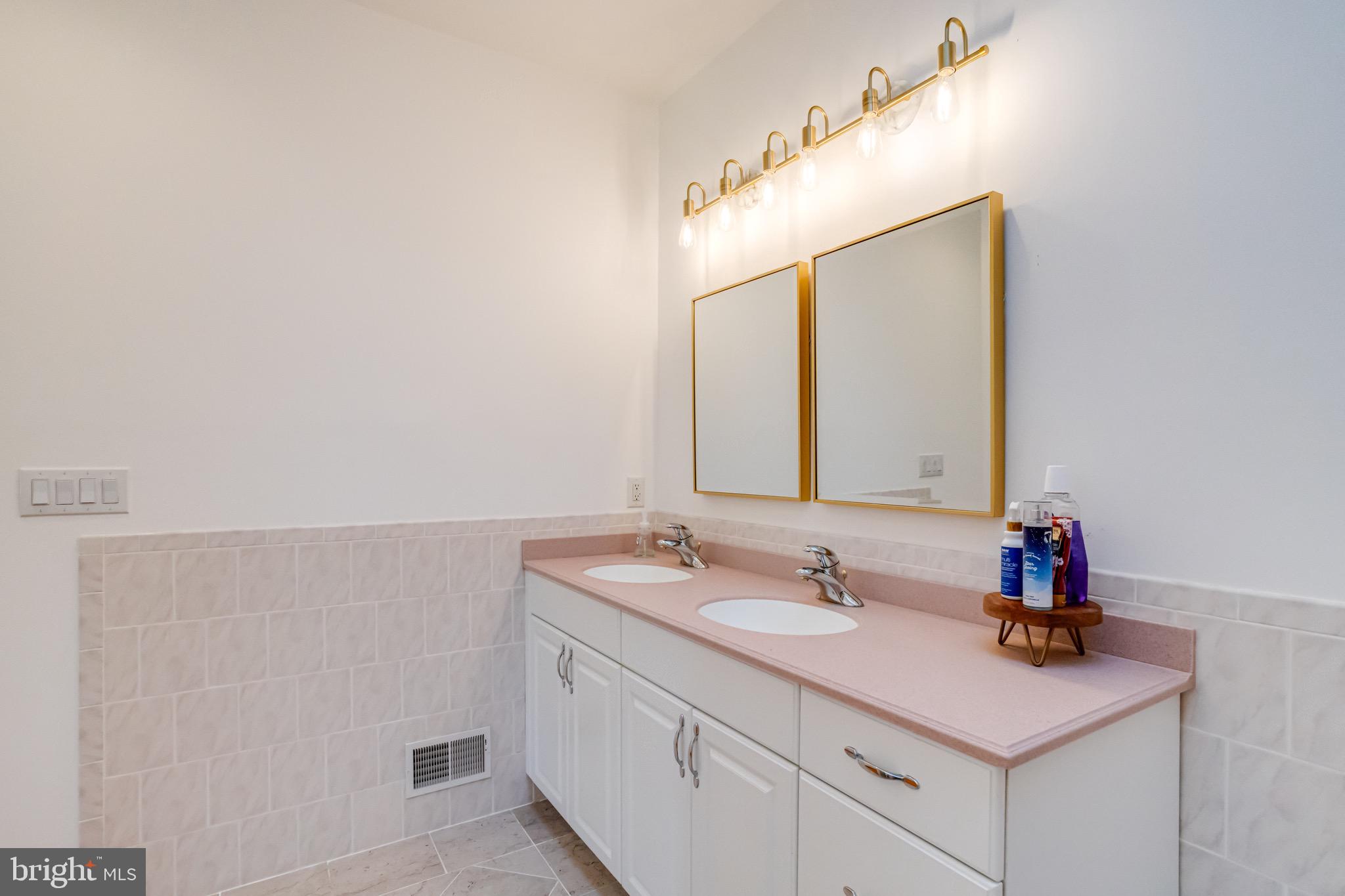 BOWLEYS QUARTERS - Residential