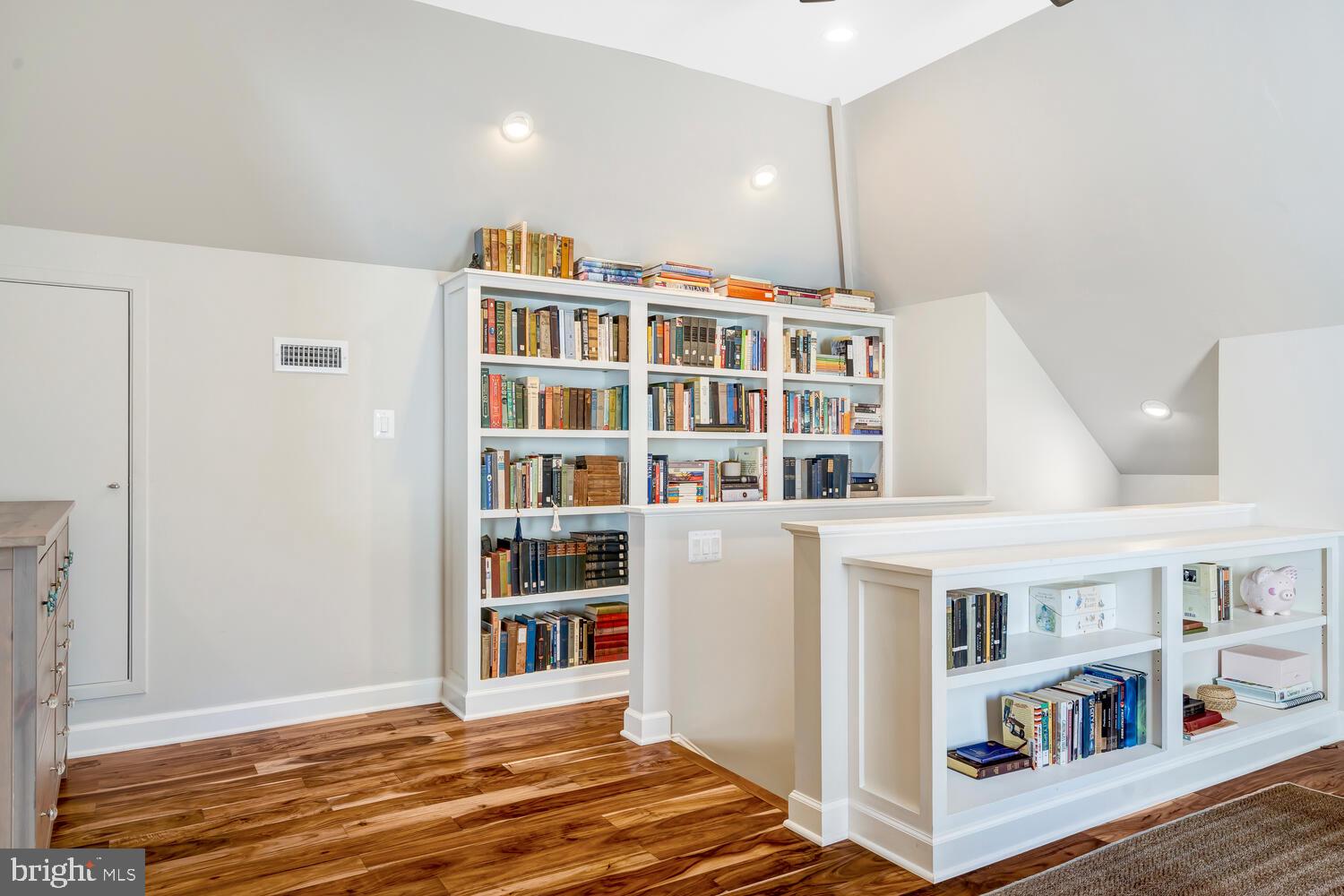 THUNDER OAK - Residential