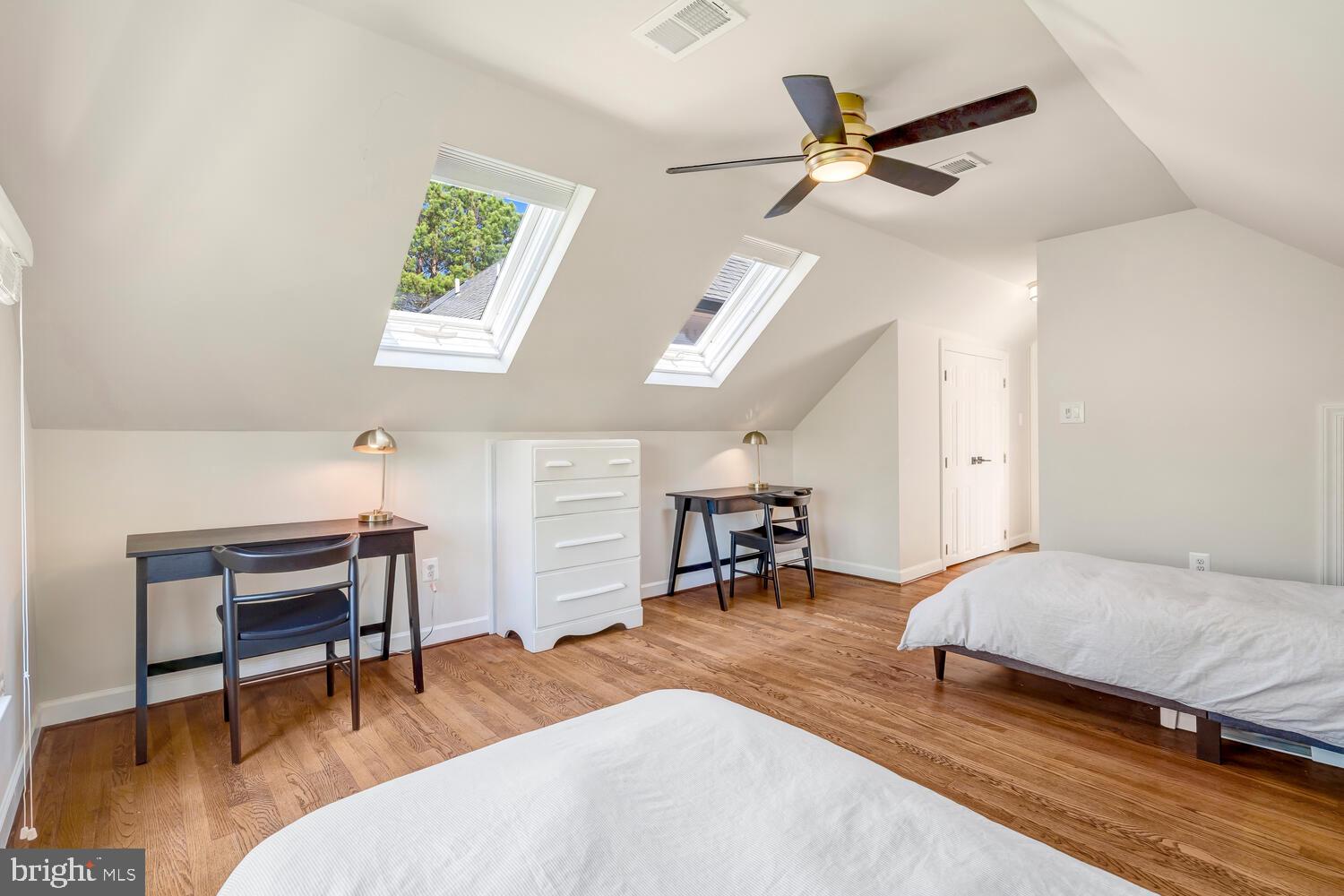 THUNDER OAK - Residential