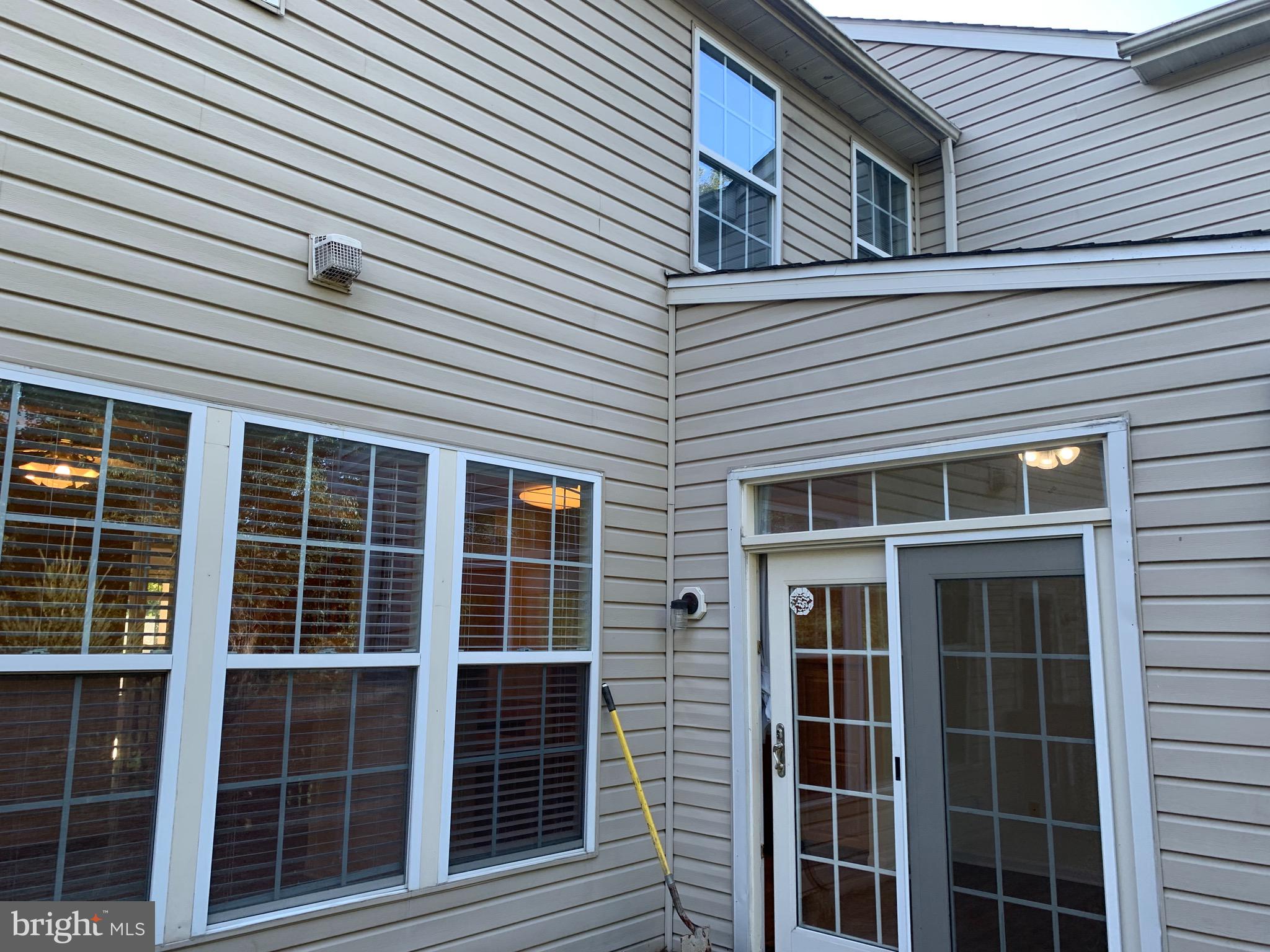 COLLEGE HILLS - Residential Lease