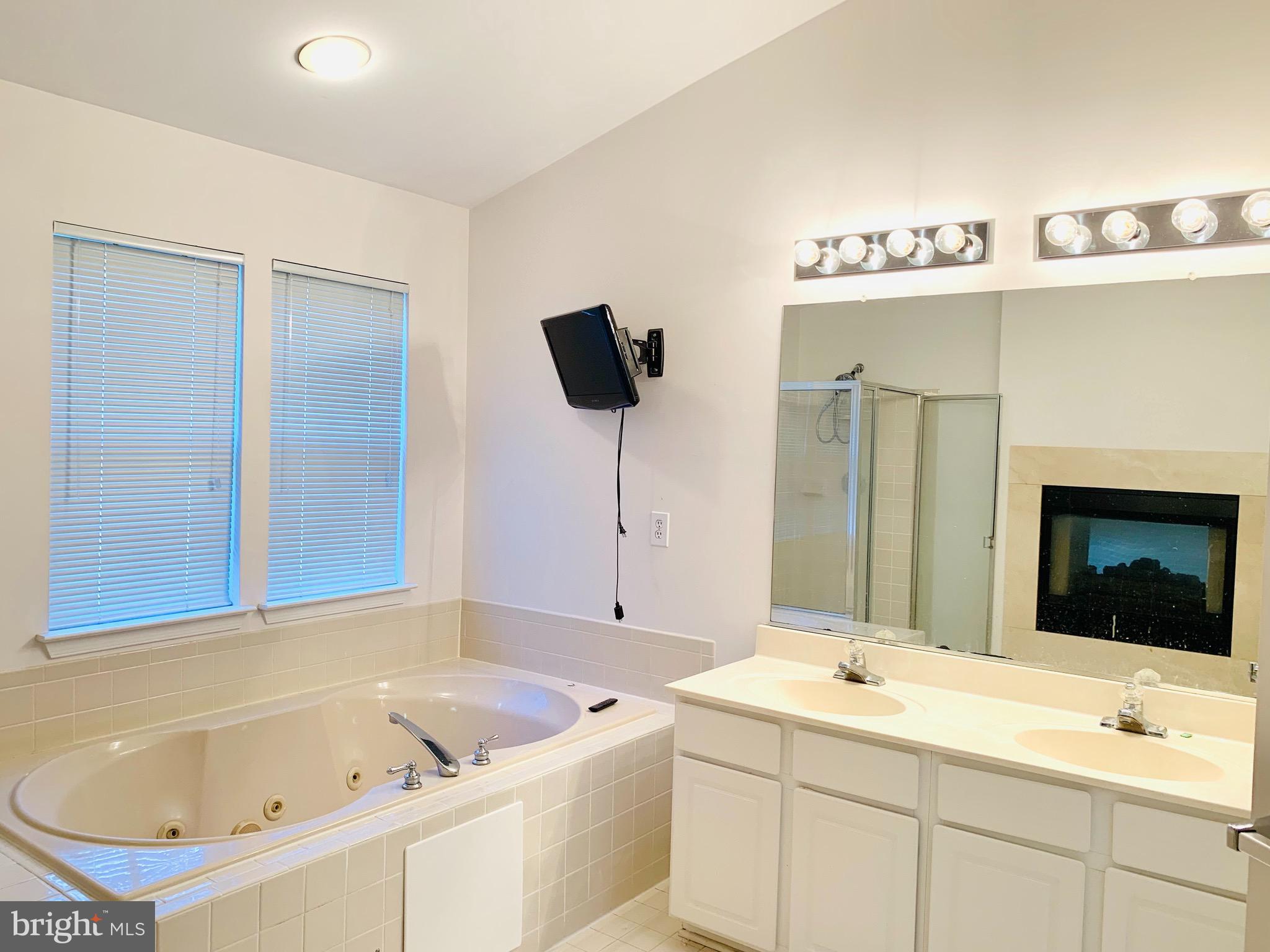 COLLEGE HILLS - Residential Lease