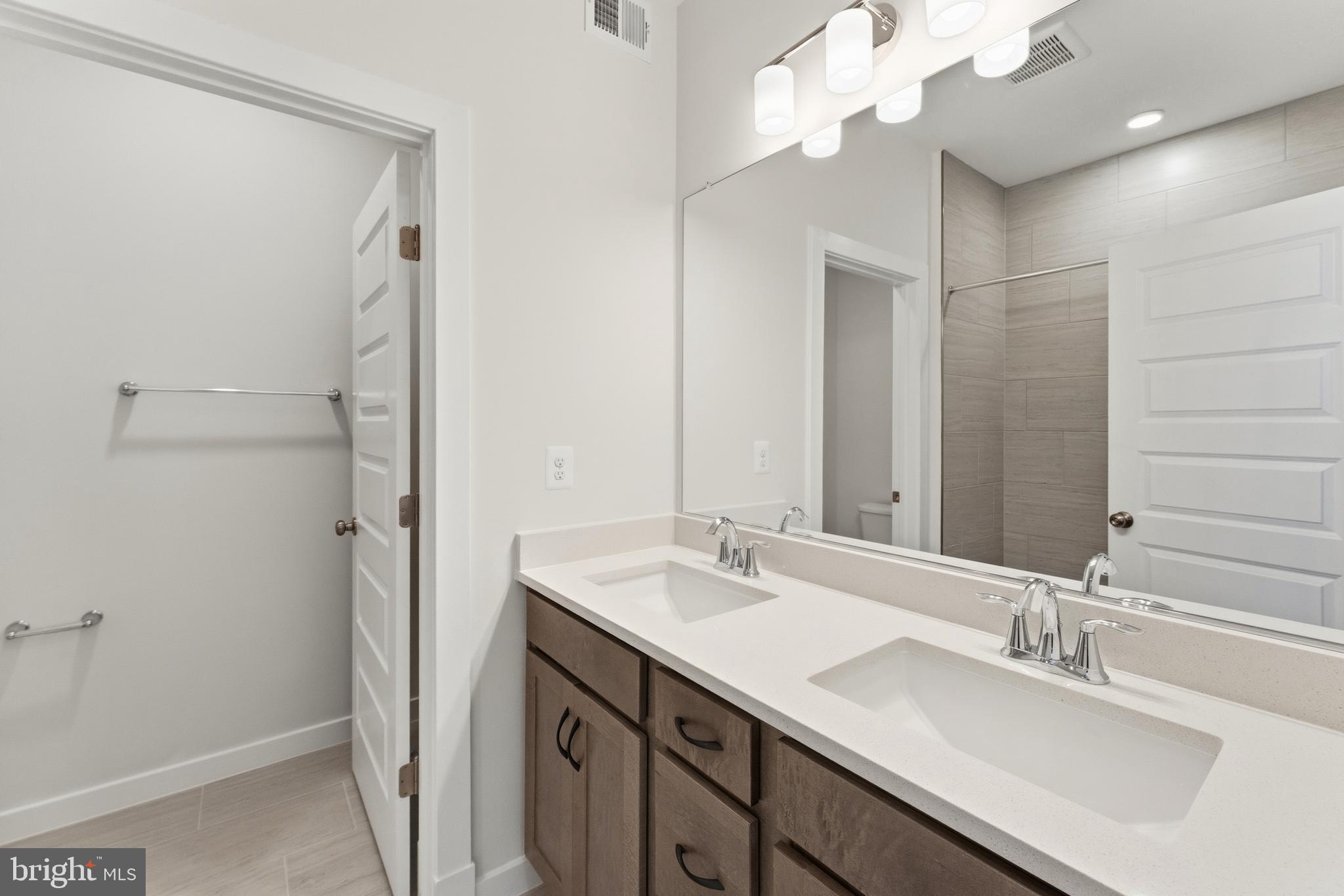 SOUTH LAKE - Residential