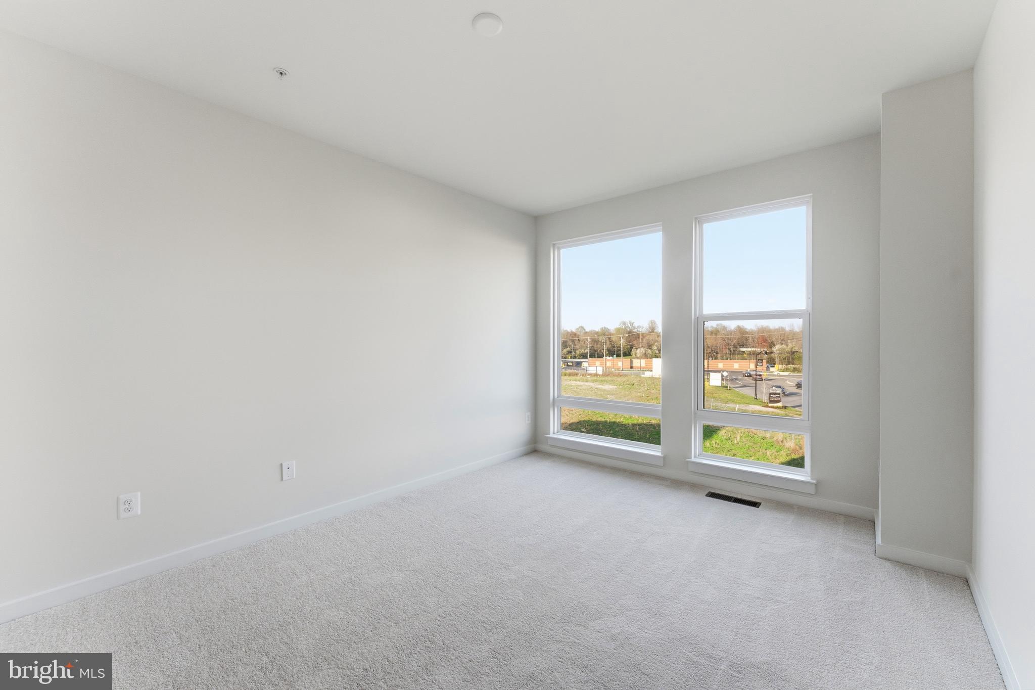 SOUTH LAKE - Residential