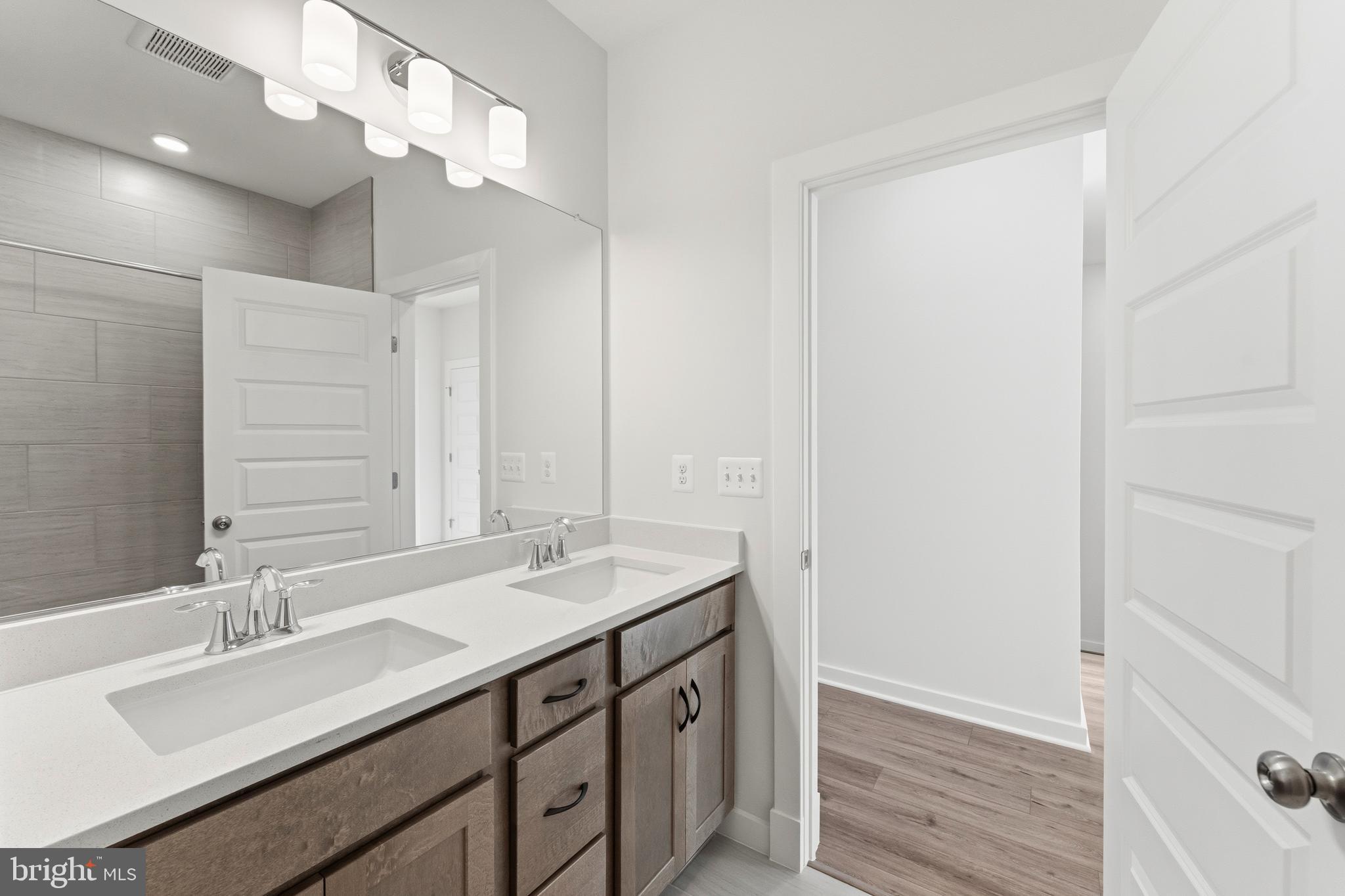 SOUTH LAKE - Residential