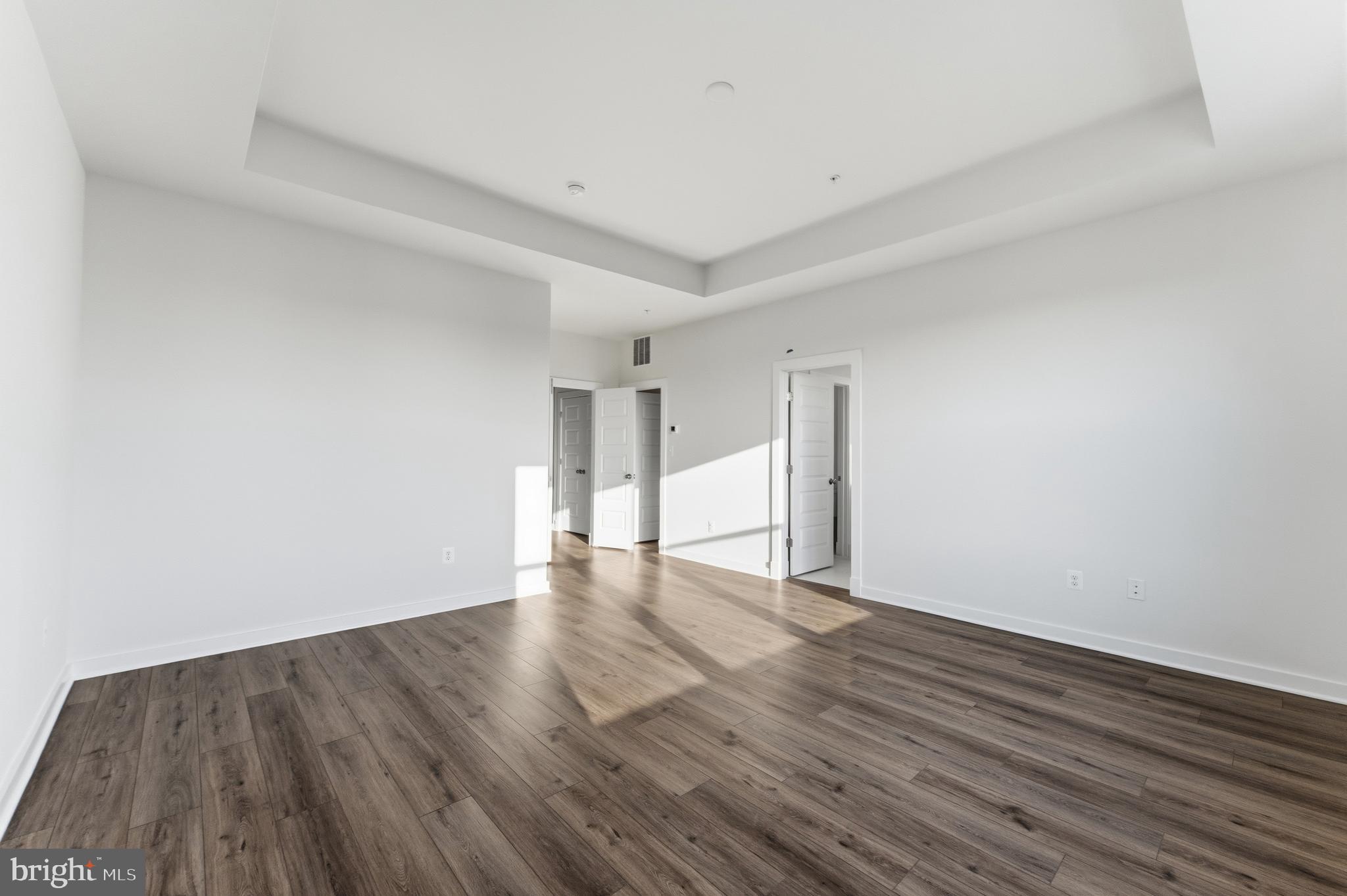 SOUTH LAKE - Residential