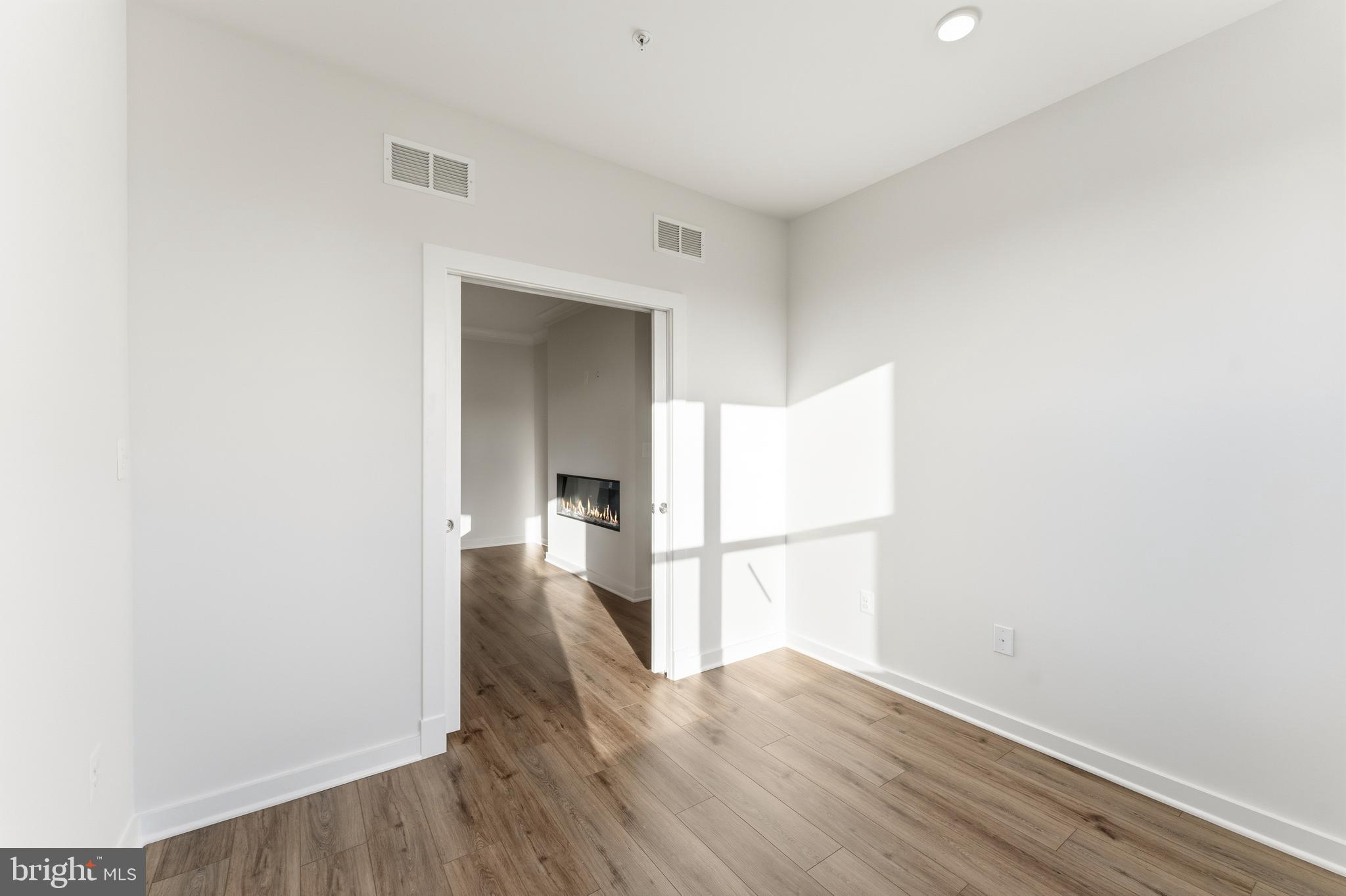 SOUTH LAKE - Residential