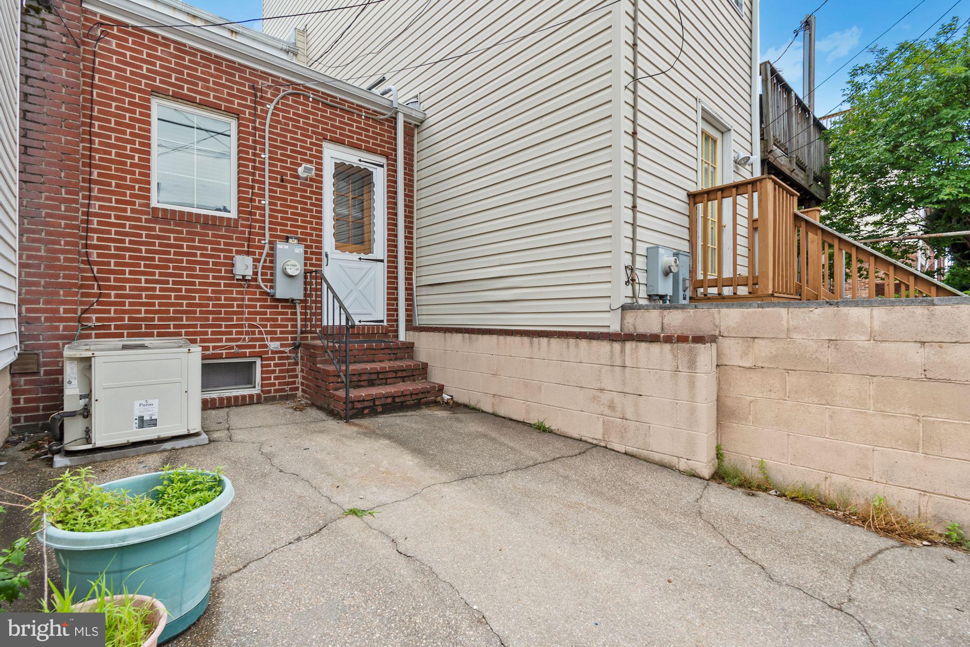 LOCUST POINT - Residential