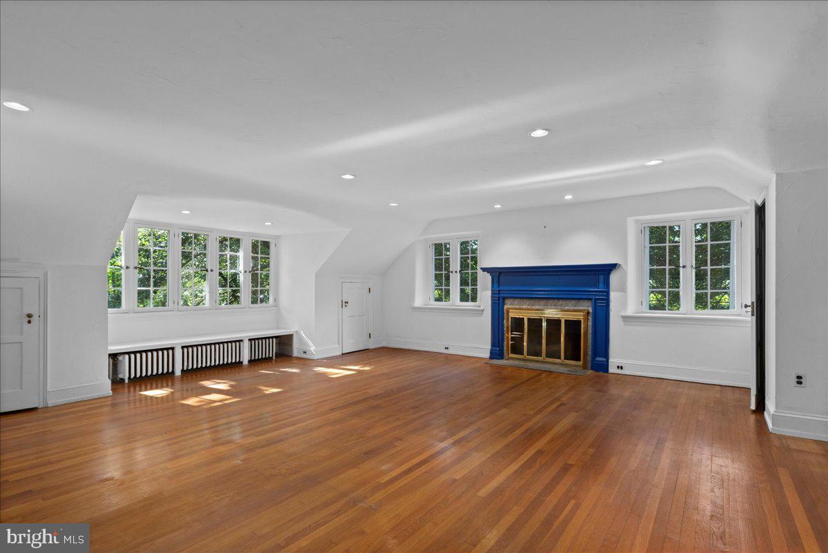 CHESTNUT HILL - Residential