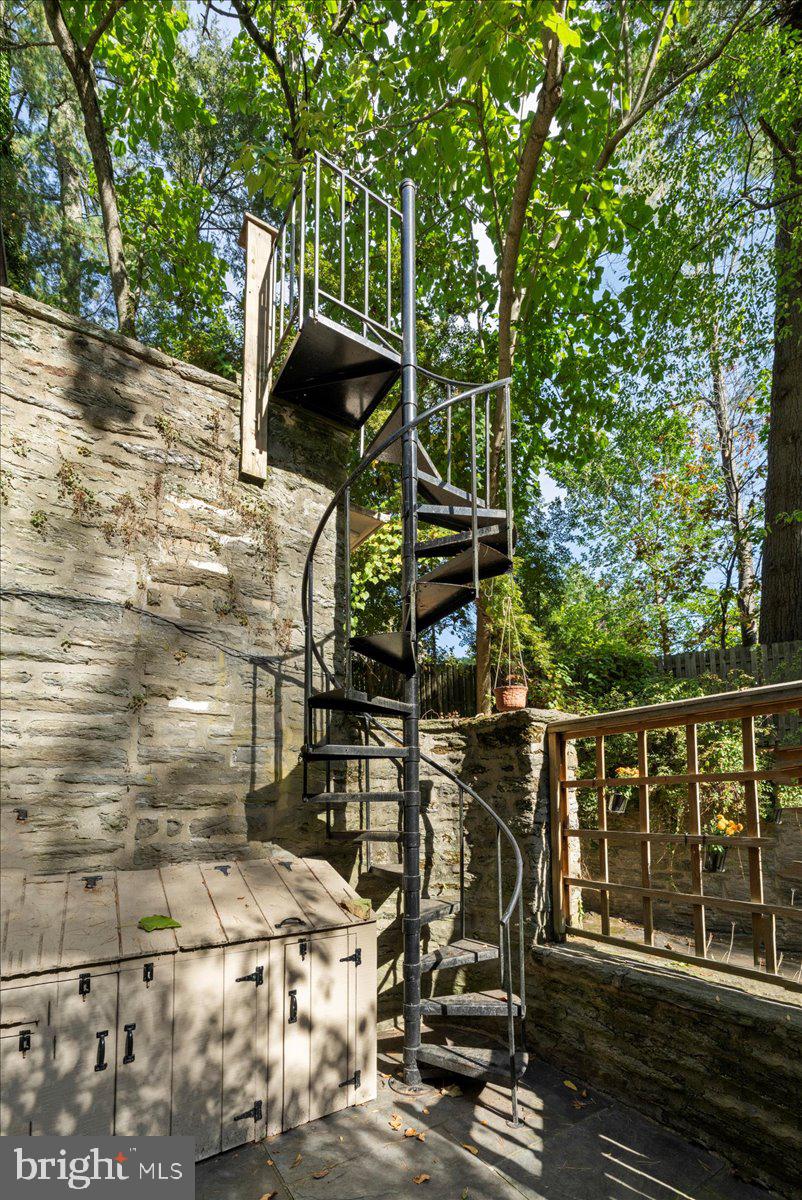 CHESTNUT HILL - Residential