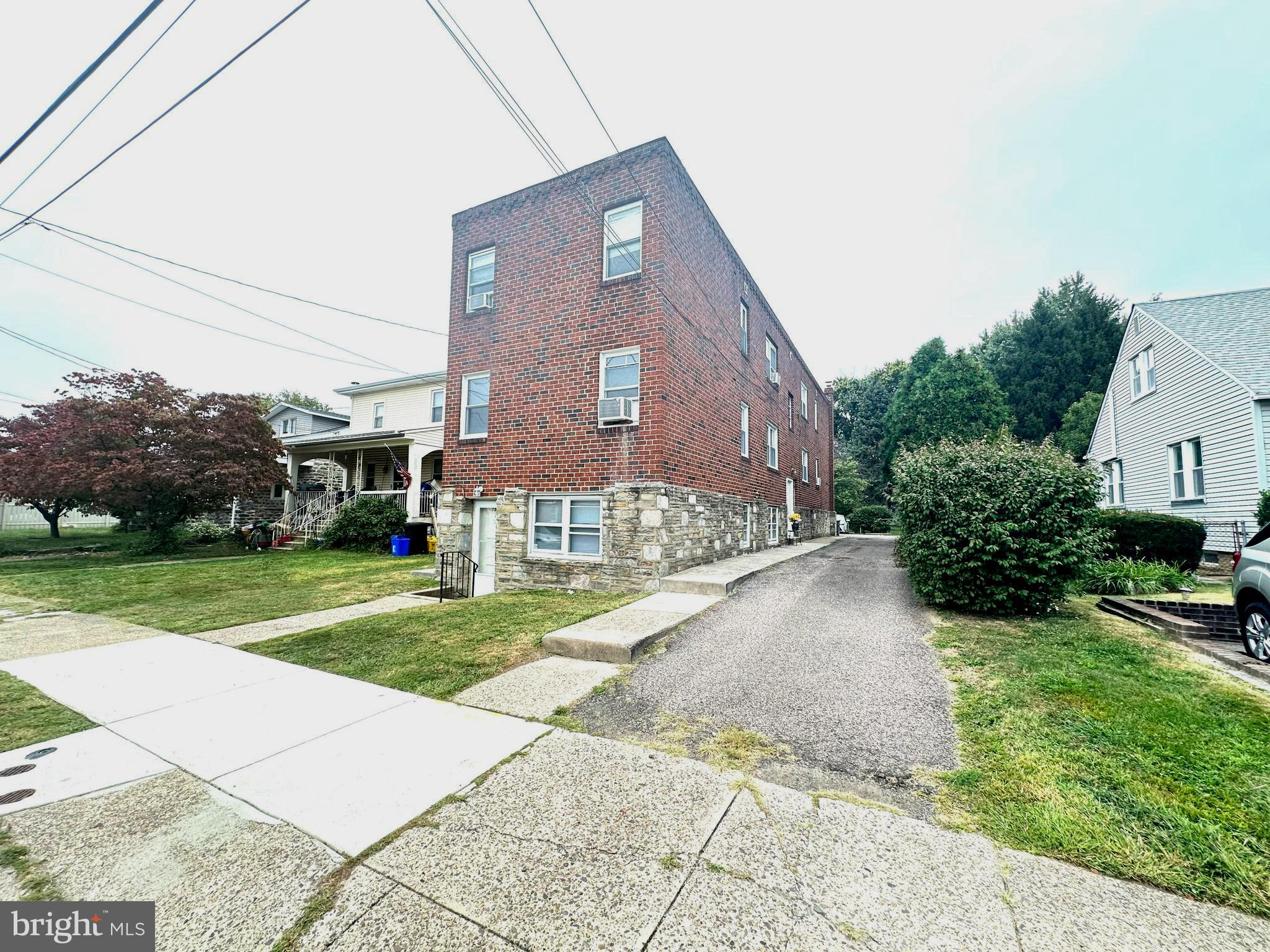 5 (1 bed/1bath) Apartment Building - Fully occupied- For Sale !!!
All tenants are - long time tenants ( 7+ Years ) pay below market rent. Average rent in the area for 1 bed/ 1 bath is between 1000-1200$.
Total monthly gross (850 *5)= $4,250