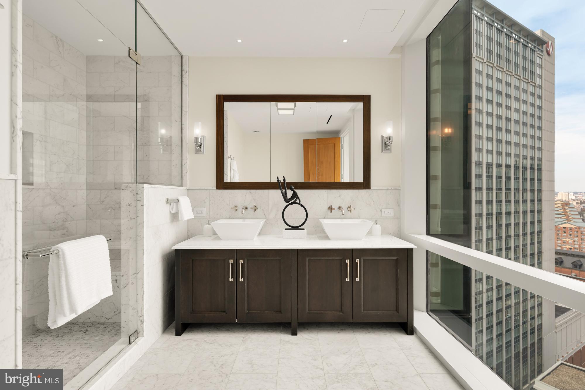 FOUR SEASONS PRIVATE RESIDENCES - Residential