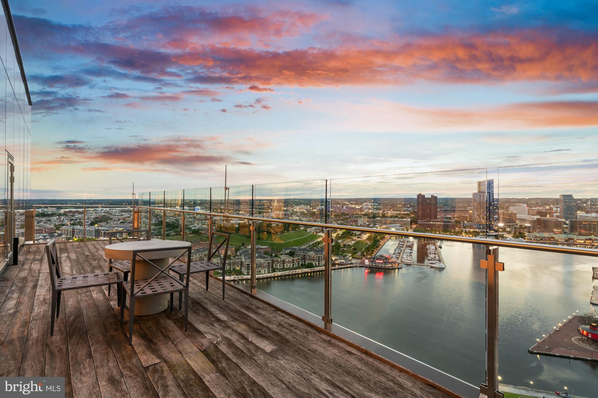 FOUR SEASONS PRIVATE RESIDENCES - Residential